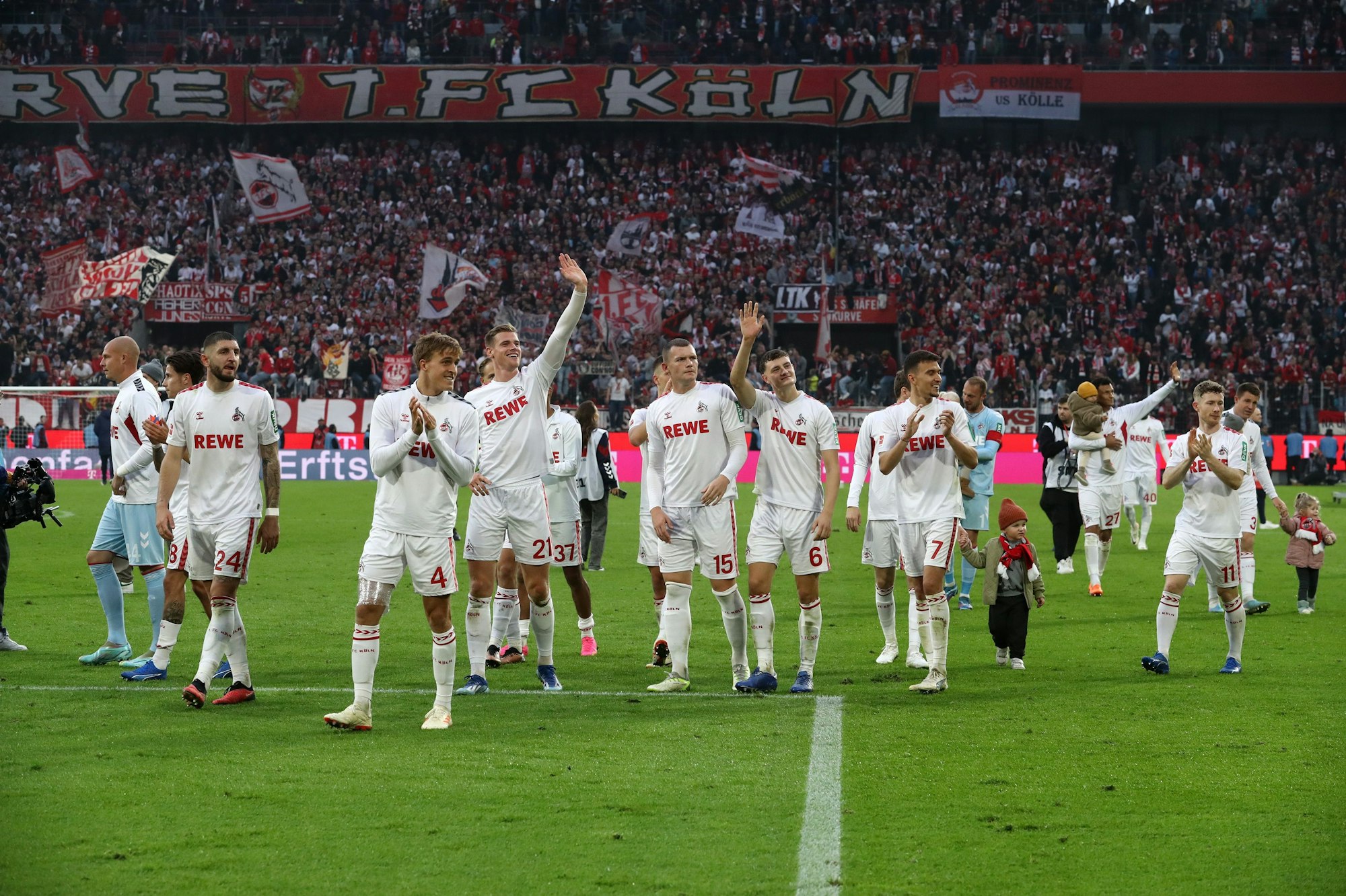 1.FC Köln vs. Borussia Mönchengladbach, 8. Spieltag, 22.10.2023, 15.30 Uhr, die Kölner Mannschaft feiert vor der Nordtribüne (1. FC Köln), Bild: Herbert Bucco