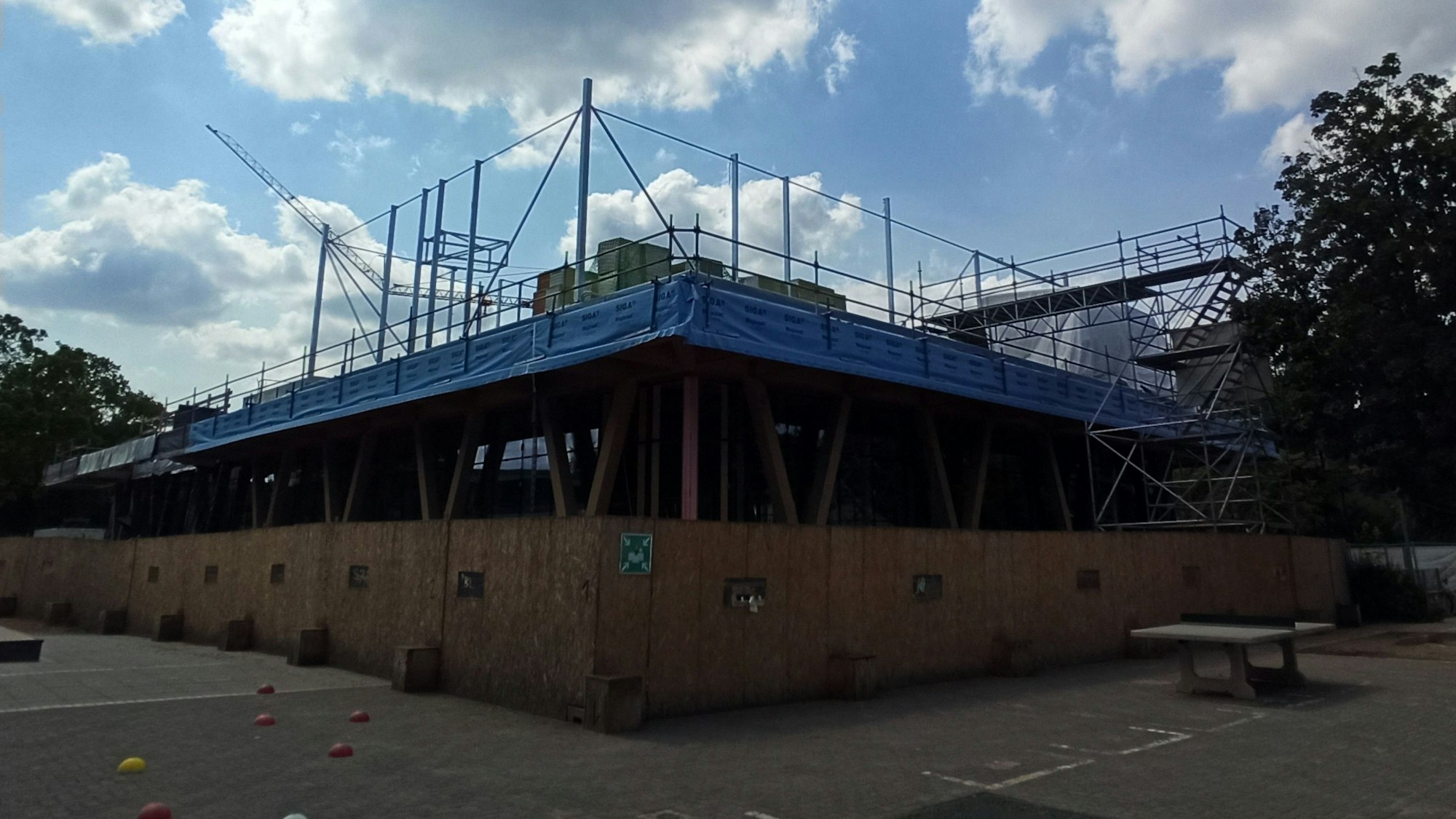 23. Oktober 2023. Alfter. Die Fertigstellung der Sport- und Kulturhalle am Herrenwingert verzögert sich. Foto: Frank Engel-Strebel