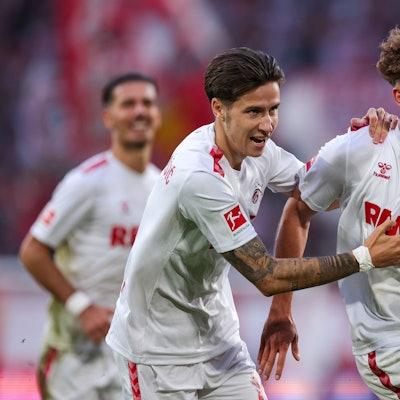 22.10.2023, Fussball, Saison 2023/2024, 1. Bundesliga, 8. Spieltag, 1. FC Köln - Borussia Mönchengladbach, v. l. Denis Huseinbasic 1. FC Köln, Luca Waldschmidt 1. FC Köln bejubeln das Tor zum 3:1, Köln