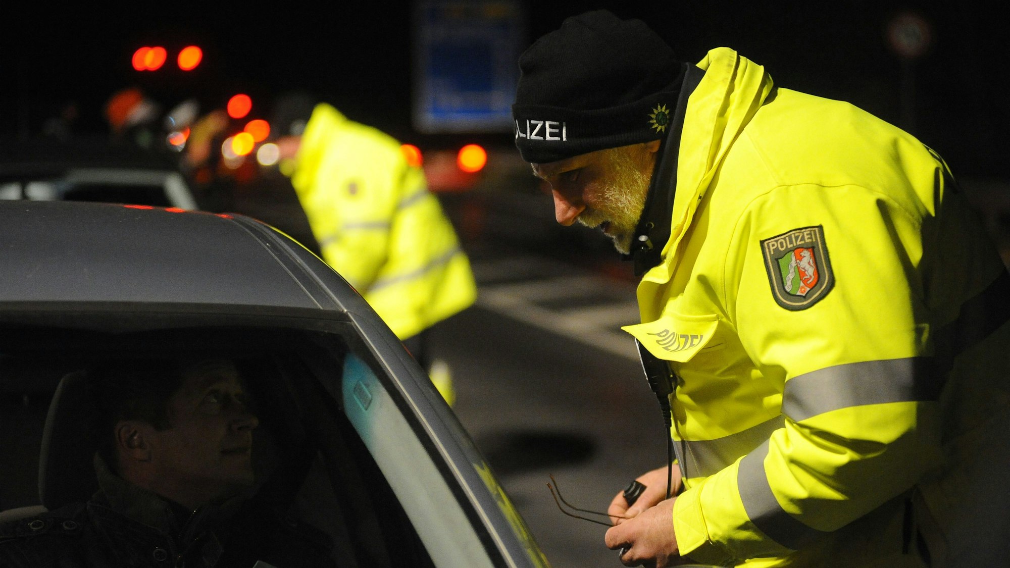 Die NRW-Polizei kontrolliert einen Autofahrer. (Archivfoto)