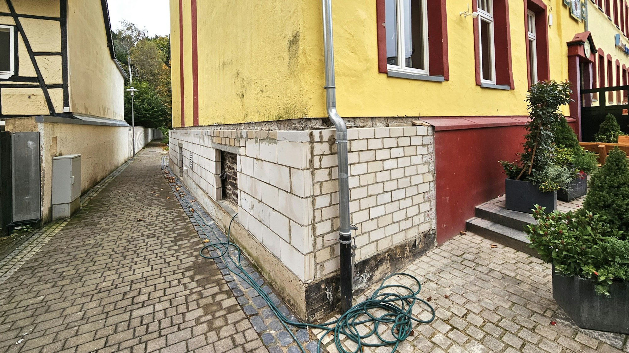 Blick auf einen neuen Mauerabschnitt im Kellerbereich des Brauhauses.