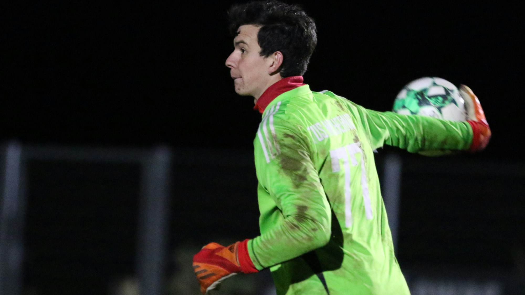 Bei der TuS Mechernich stand mit Cedric Kratz ein Feldspieler im Tor. Das grüne Torwarttrikot hatte er sich über sein rotes Trikot gezogen.