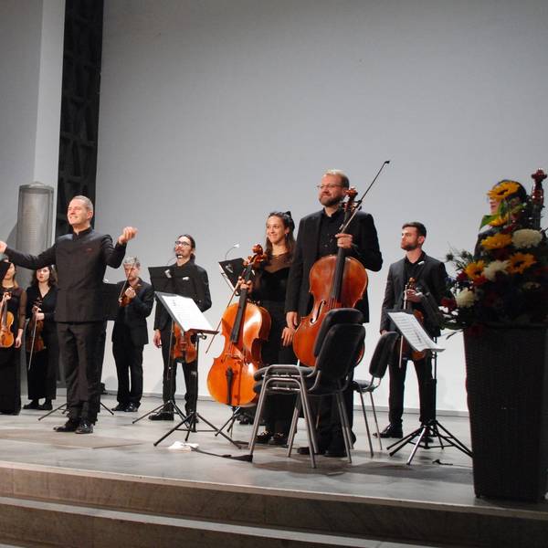 Das Folkwang Kammerorchester Essen unter der Leitung des Dirigenten Johannes Klumpp eröffnet die Spielzeit der Wallgrabenkonzerte. Die Musiker stehen auf der Bühne und halten ihre Instrumente in den Händen.