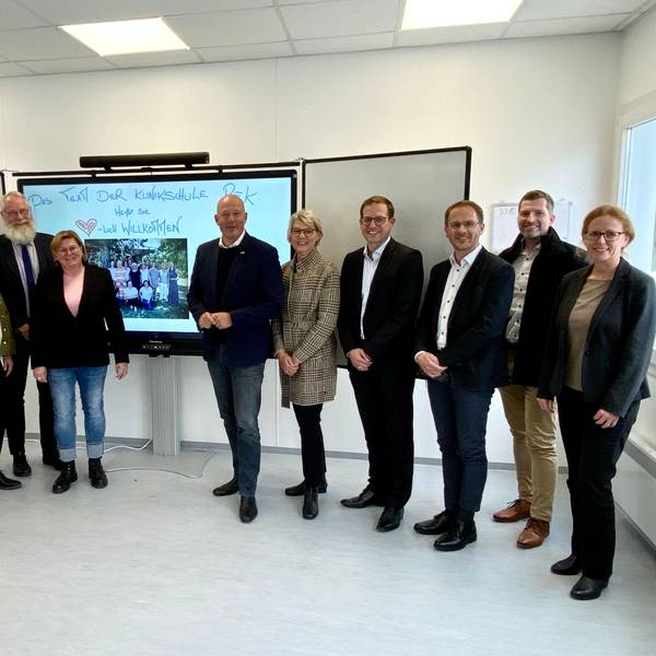 Auf dem Foto sind Pädagogen, Ärzte, Vertreter des Rhein-Erft-Kreises Kreises und der Bezirksregierung Köln zu sehen. Sie ermöglichen die Klinikschule in Hürth.