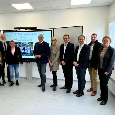 Auf dem Foto sind Pädagogen, Ärzte, Vertreter des Rhein-Erft-Kreises Kreises und der Bezirksregierung Köln zu sehen. Sie ermöglichen die Klinikschule in Hürth.