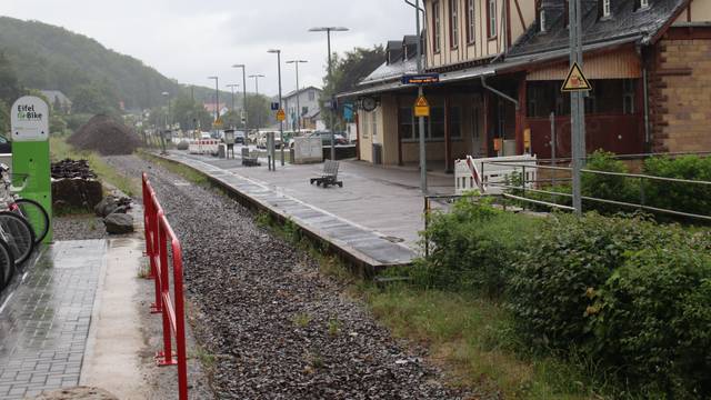 Das Foto zeigt seit der Flutkatastrophe 2021 stillgelegten Bahnhof in Bad Münstereifel – menschenleer und ohne Züge.