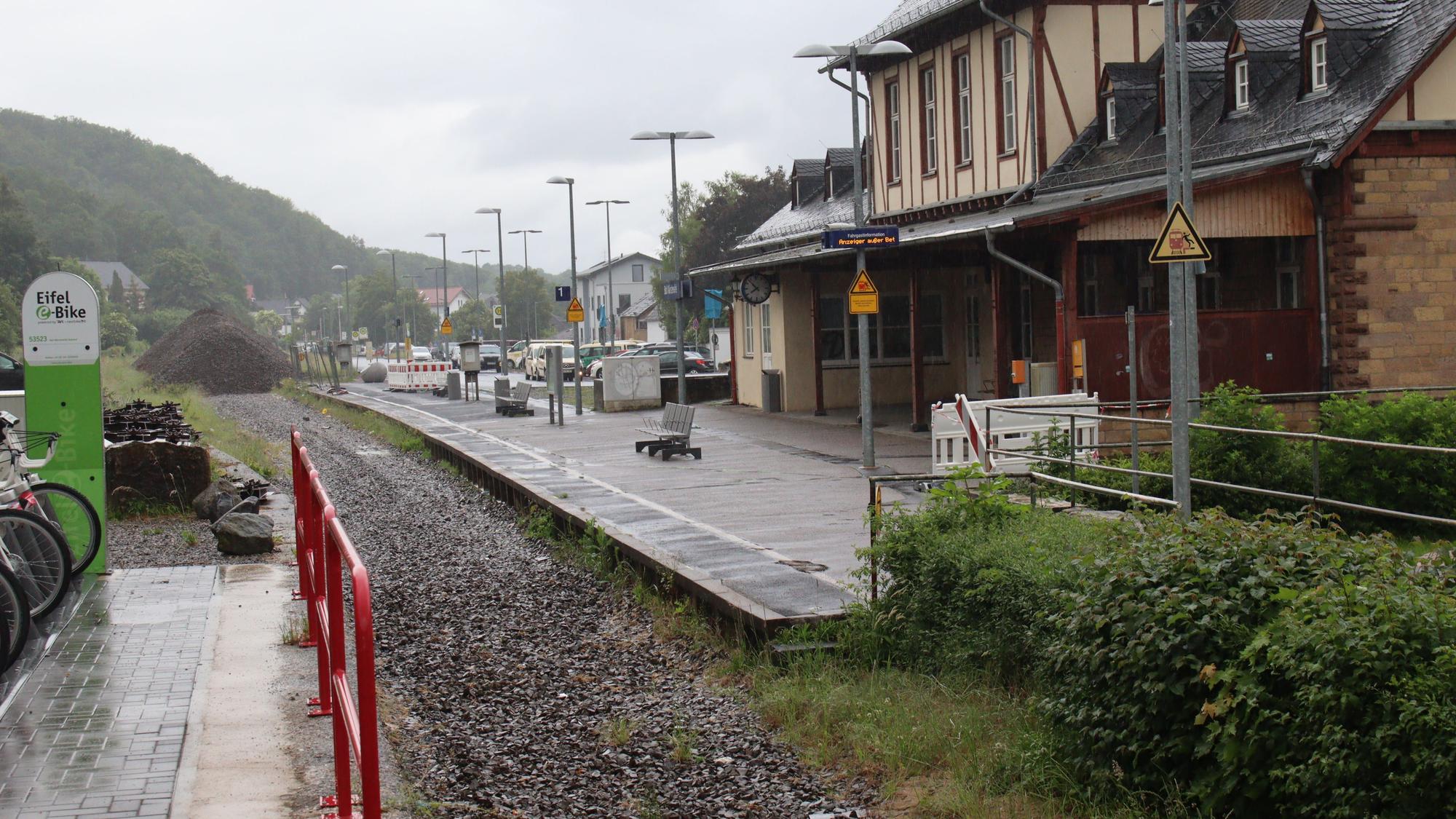 Das Foto zeigt seit der Flutkatastrophe 2021 stillgelegten Bahnhof in Bad Münstereifel – menschenleer und ohne Züge.