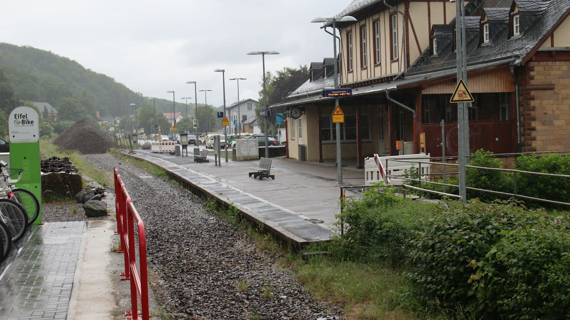 Das Foto zeigt seit der Flutkatastrophe 2021 stillgelegten Bahnhof in Bad Münstereifel – menschenleer und ohne Züge.