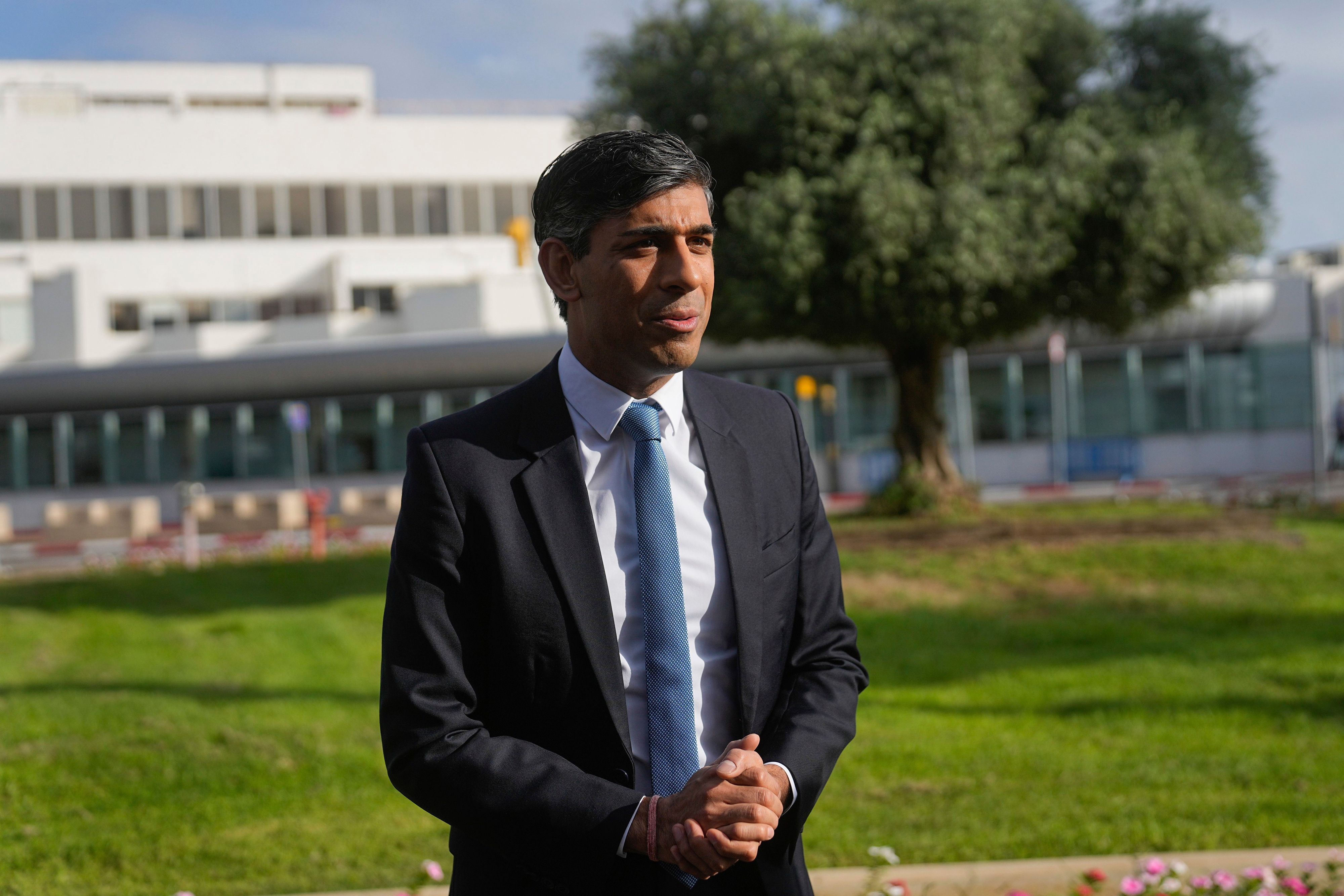 19.10.2023, Israel, Tel Aviv: Rishi Sunak, Premierminister von Großbritannien, spricht mit Journalisten, als er auf dem Ben-Gurion-Flughafen ankommt. Foto: Ohad Zwigenberg/AP/dpa +++ dpa-Bildfunk +++