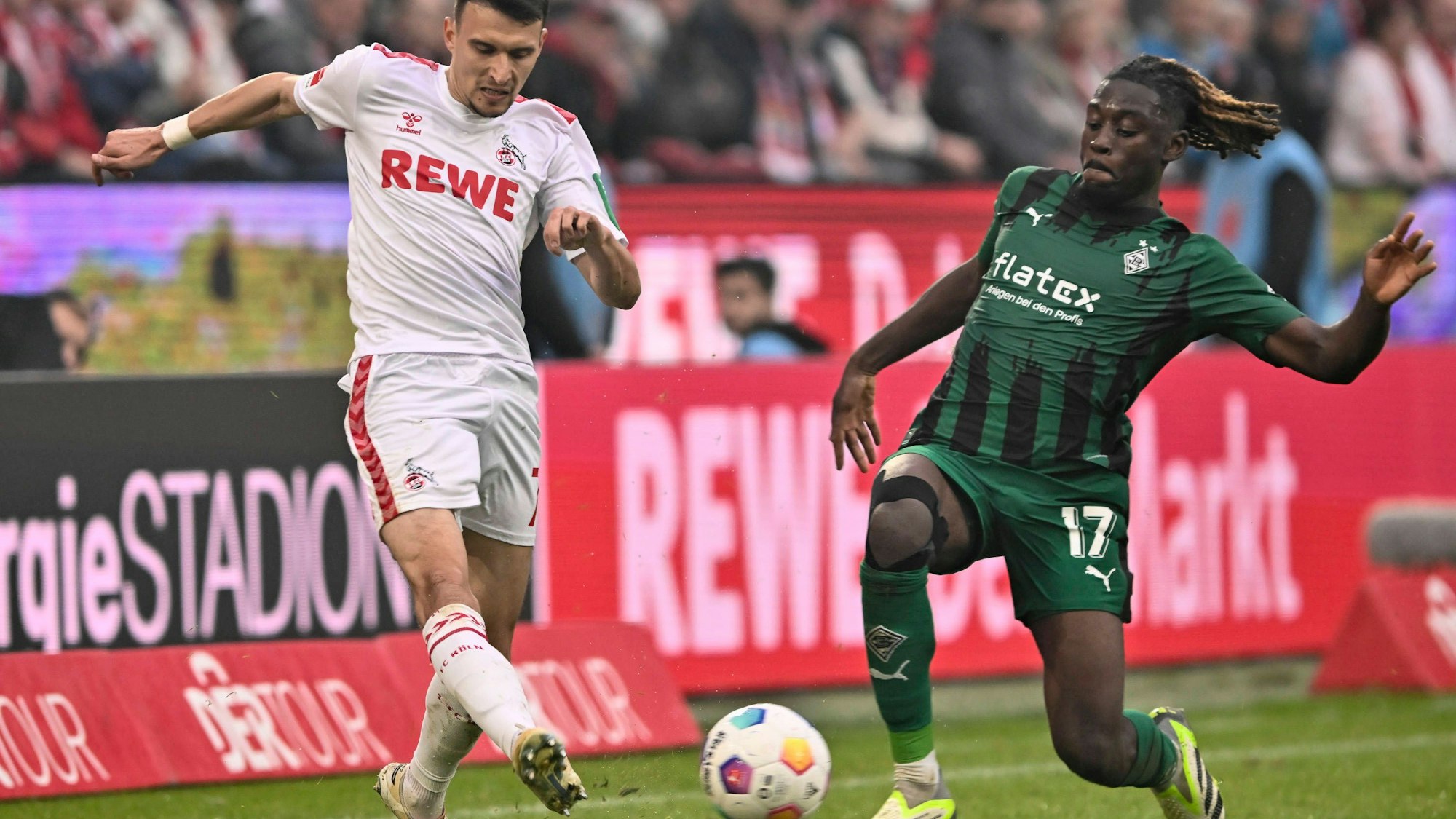 v. li. im Kampf um den Ball Dejan Ljubicic 7, 1. FC Koeln Manu Kone 17, Borussia Moenchengladbach 22.10.2023 Fussball, 1. Bundesliga, 1. FC Koeln vs Borussia Moenchengladbach, Rheinenergiestadion, Koeln