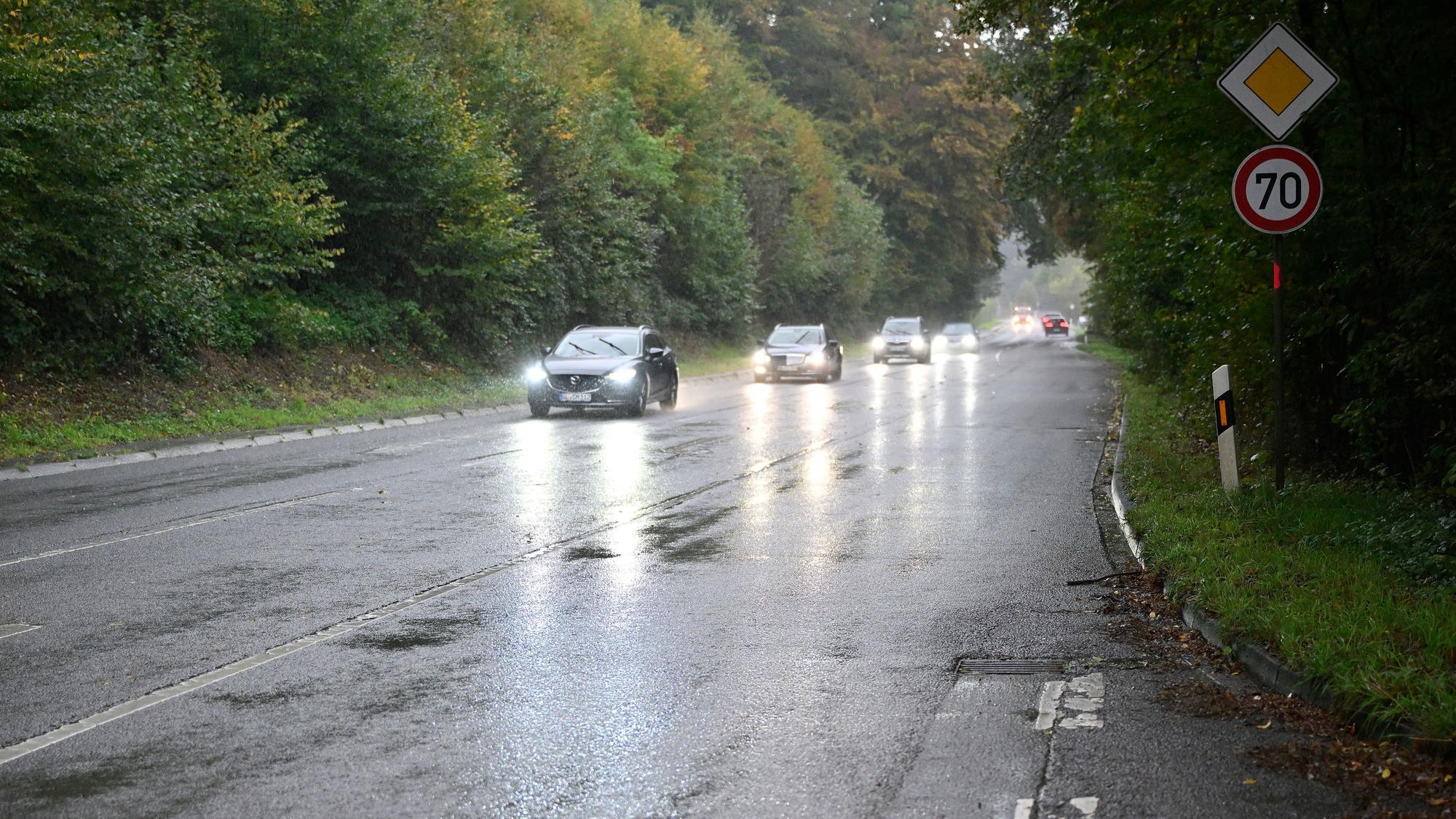 Auf der Landstraße zwischen Eichhof und Broich fahren Autos.