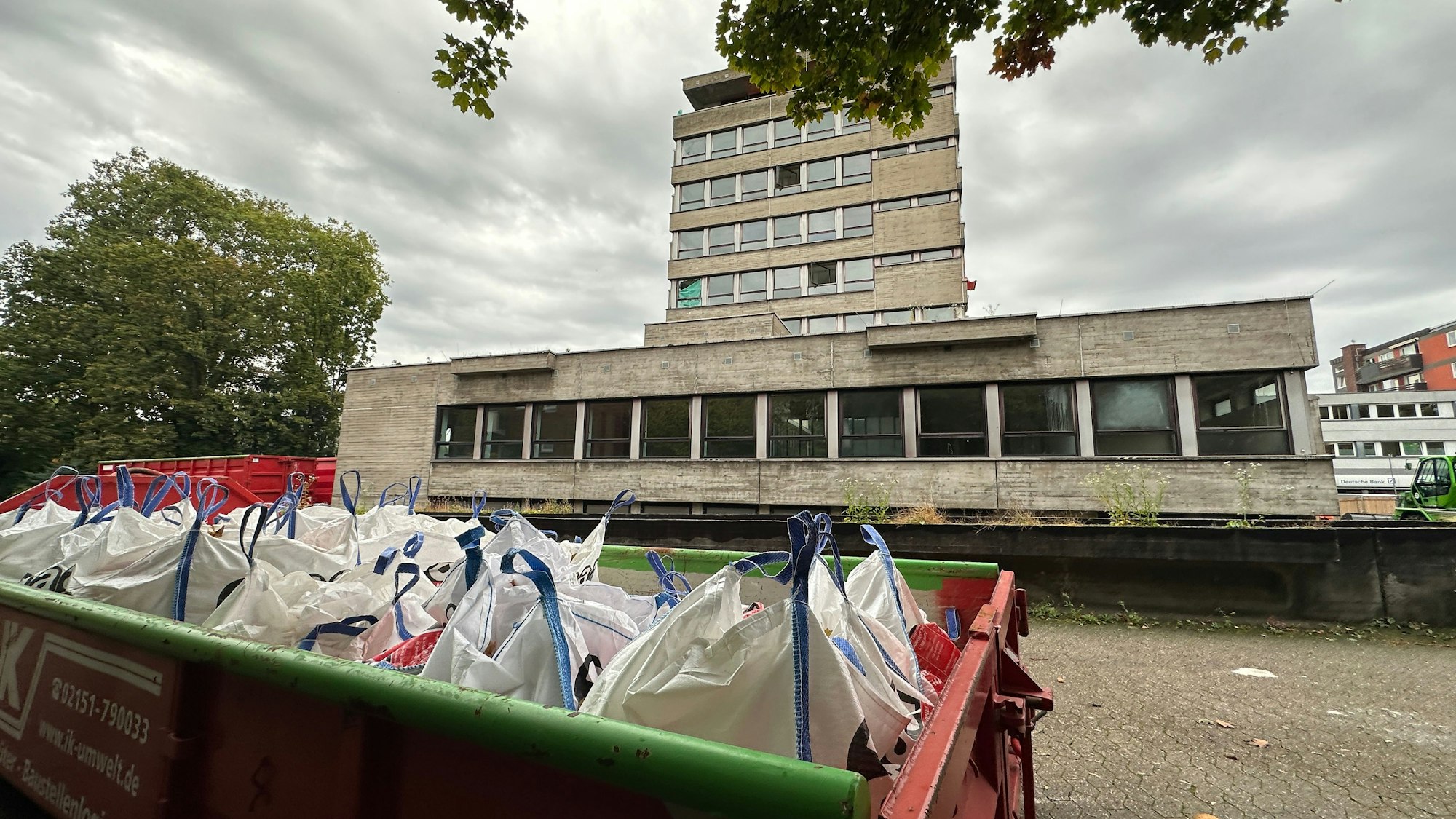 Vor dem Rathaus steht ein Container