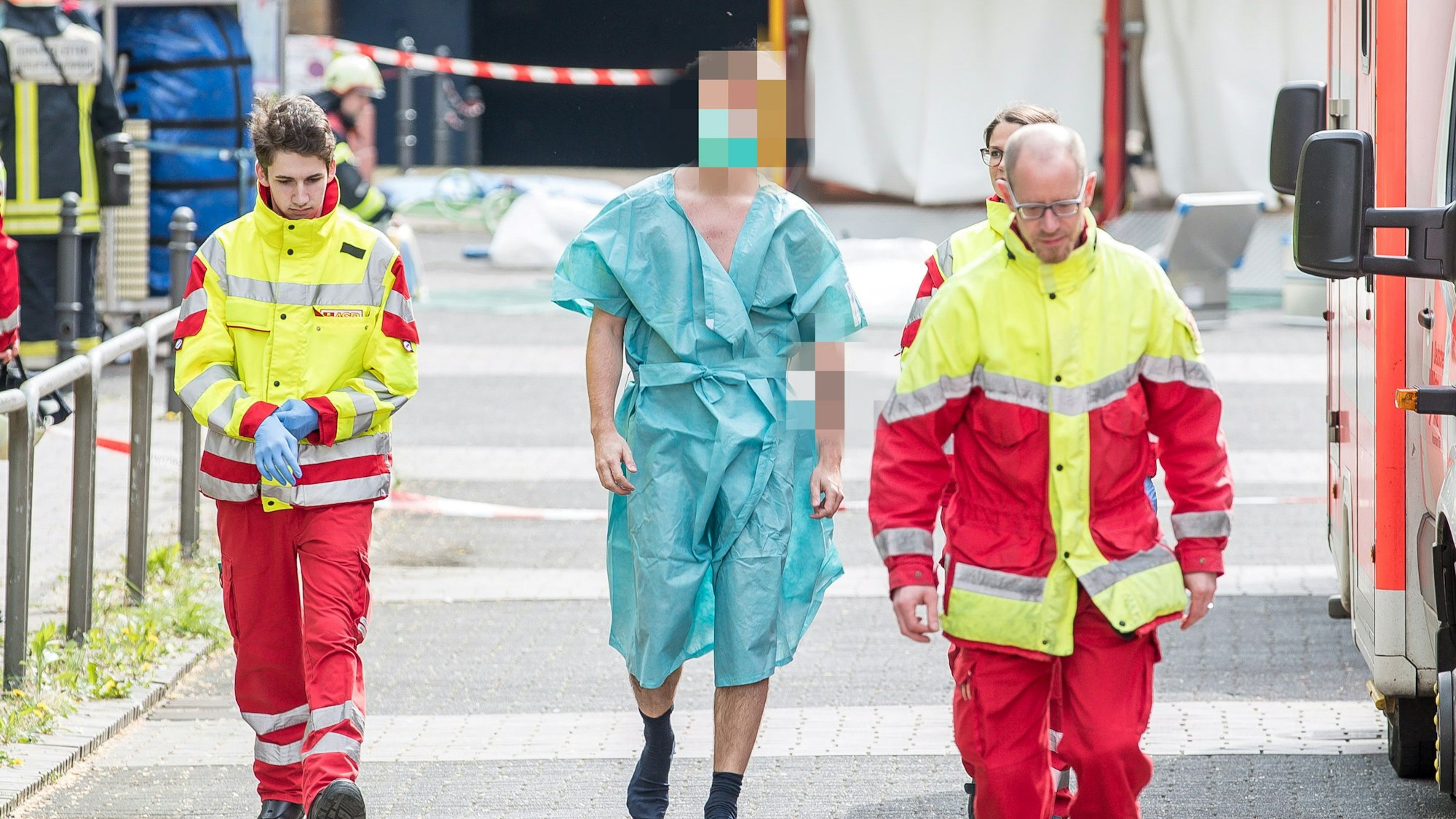 Der Pulverteufel wird aus dem Gerichtsgebäude abgeführt.