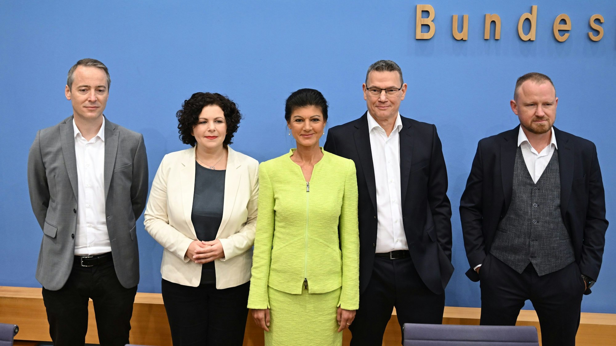 Die Vorstandsmitglieder des Vereins «Bündnis Sahra Wagenknecht - Für Vernunft und Gerechtigkeit» Lukas Schön (l-r), Amira Mohamed Ali, Sarah Wagenknecht, Ralf Suikat und Christian Leye stehen vor der Pressekonferenz zur Gründung des Vereins nebeneinander.
Die Politikerin Sahra Wagenknecht (Mitte) will mit einigen anderen Leuten eine neue Partei gründen.