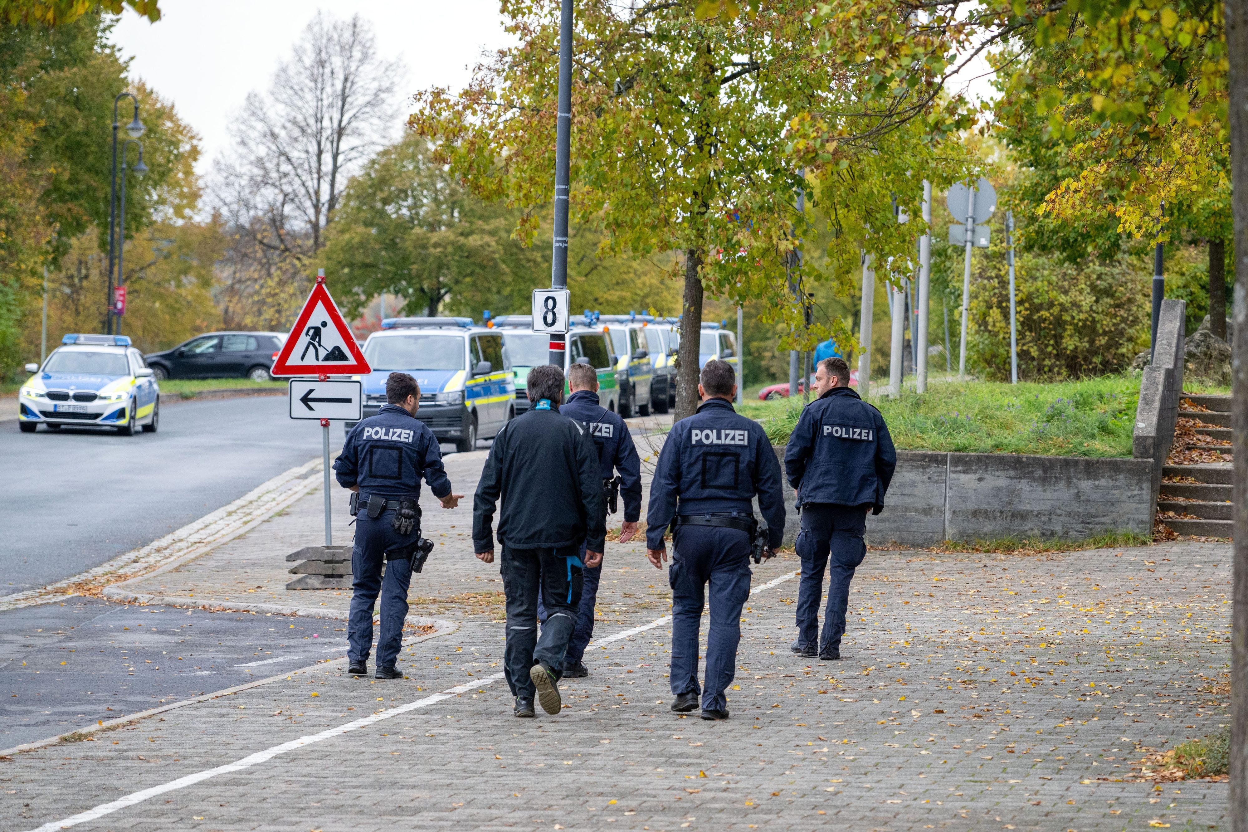 Polizisten vor einer Gesamtschule im bayerischen Hollfeld, nachdem eine Bombendrohung eingegangen ist am Dienstag, 24. Oktober.
