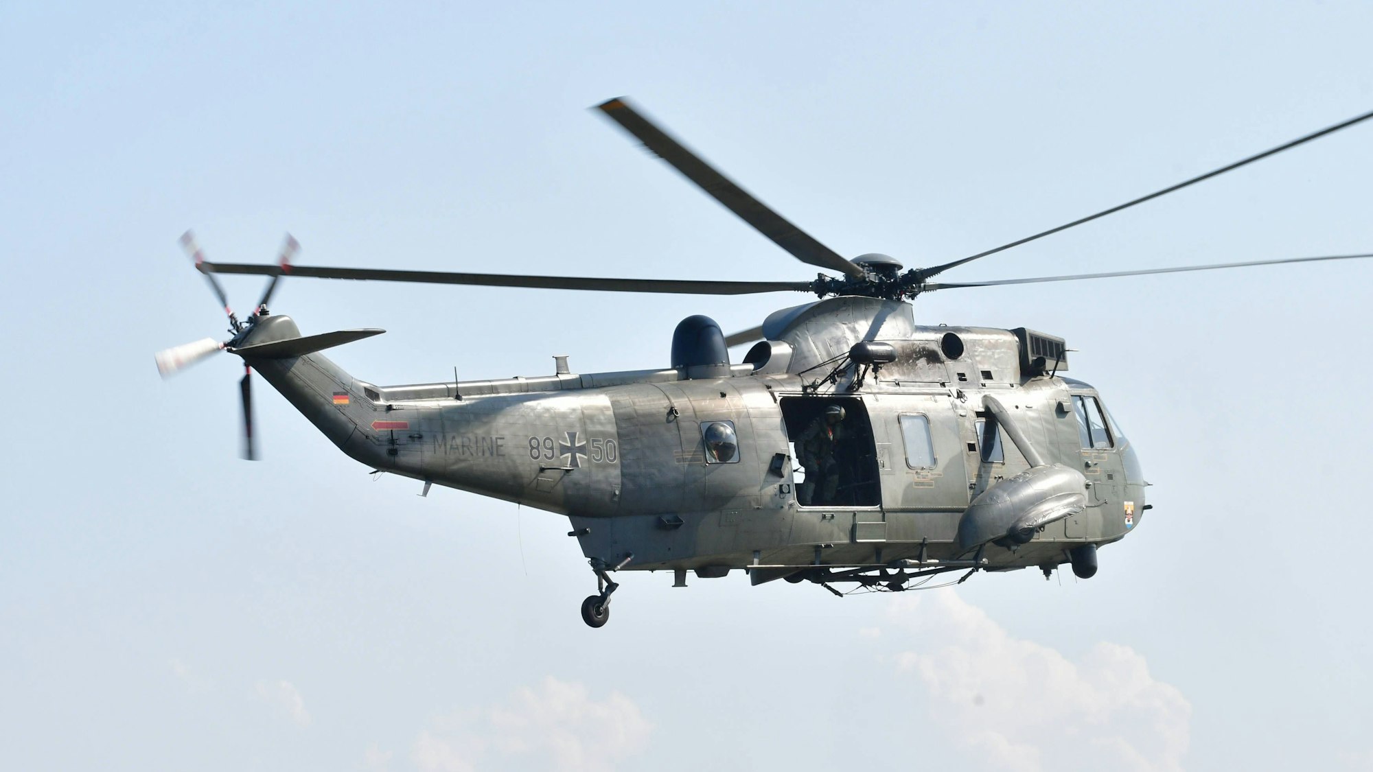 Ein „Sea King“ Hubschrauber der Bundesmarine ist an der Rettung in der Nordsee beteiligt (Archivbild).