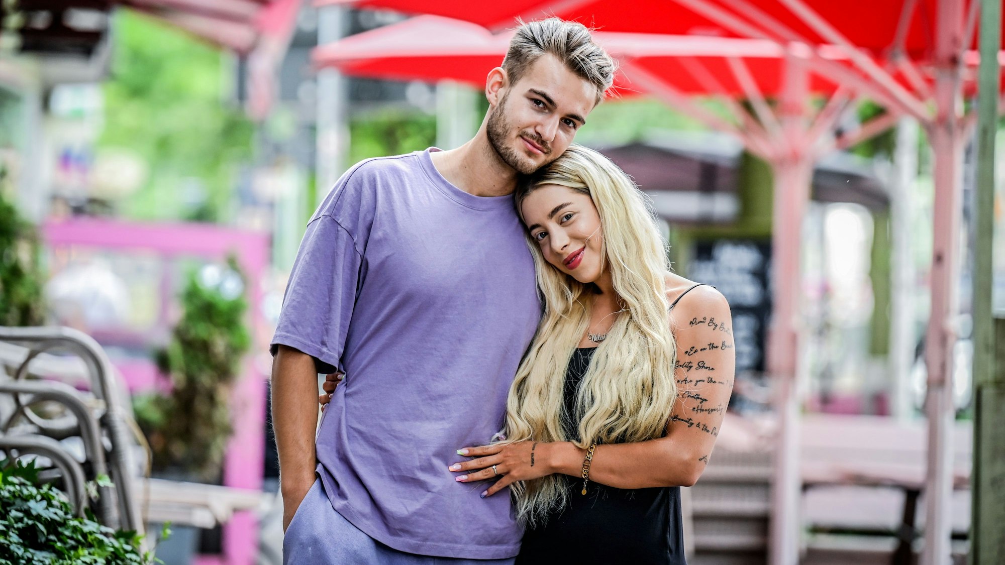 Die Realty-Stars Walentina Doronina und Can Kaplan stehen geminsam am Montag, den 26. Juni 2023 auf der Rüttenscheider Straße.