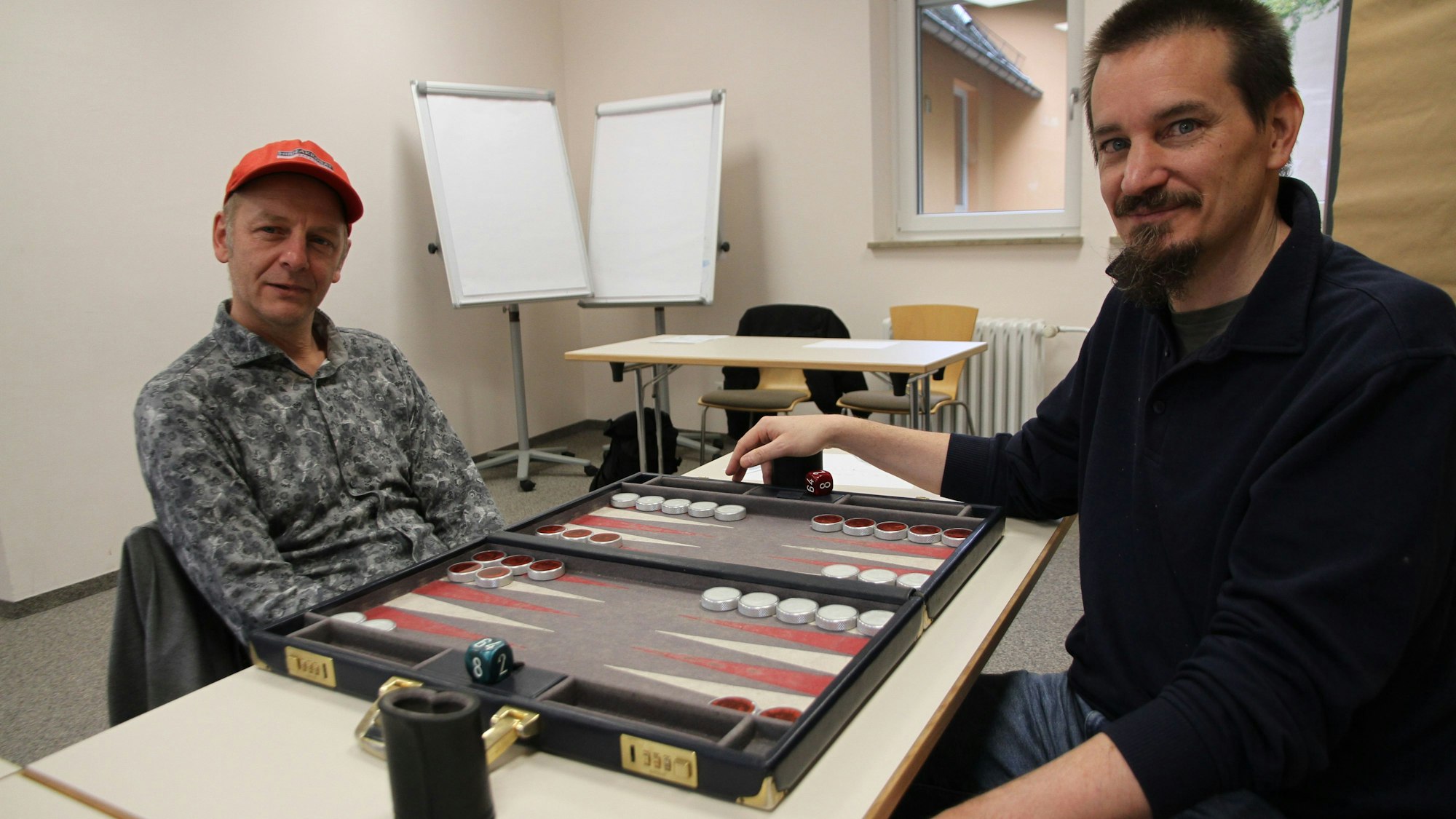 Zwei Spieler an einem Backgammon-Brett