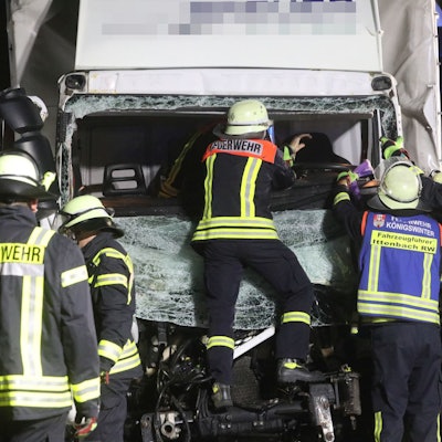 Die Feuerwehr schaffte einen Zugang zu dem schwer verletzten Fahrer.