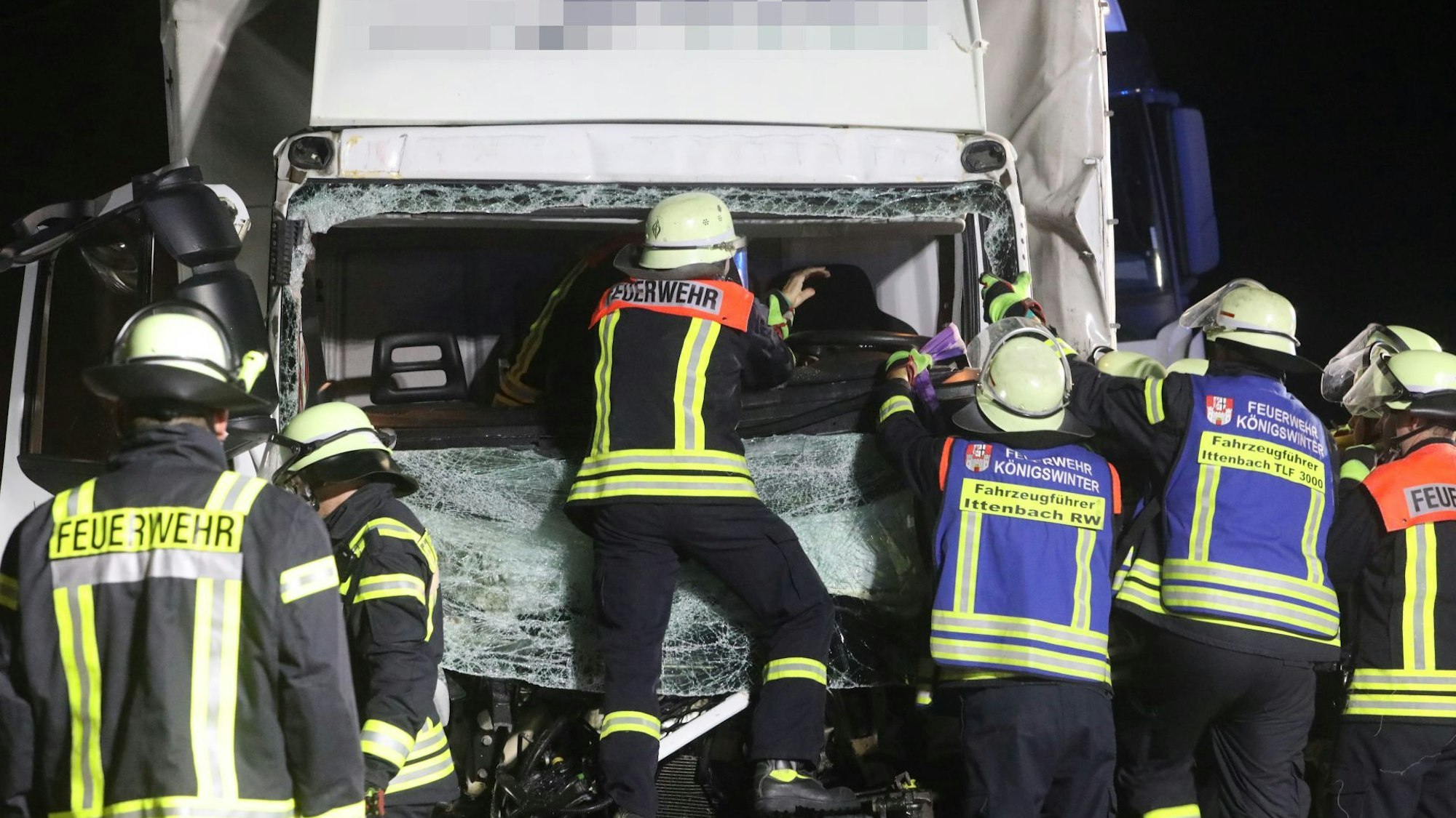 Die Feuerwehr schaffte einen Zugang zu dem schwer verletzten Fahrer.