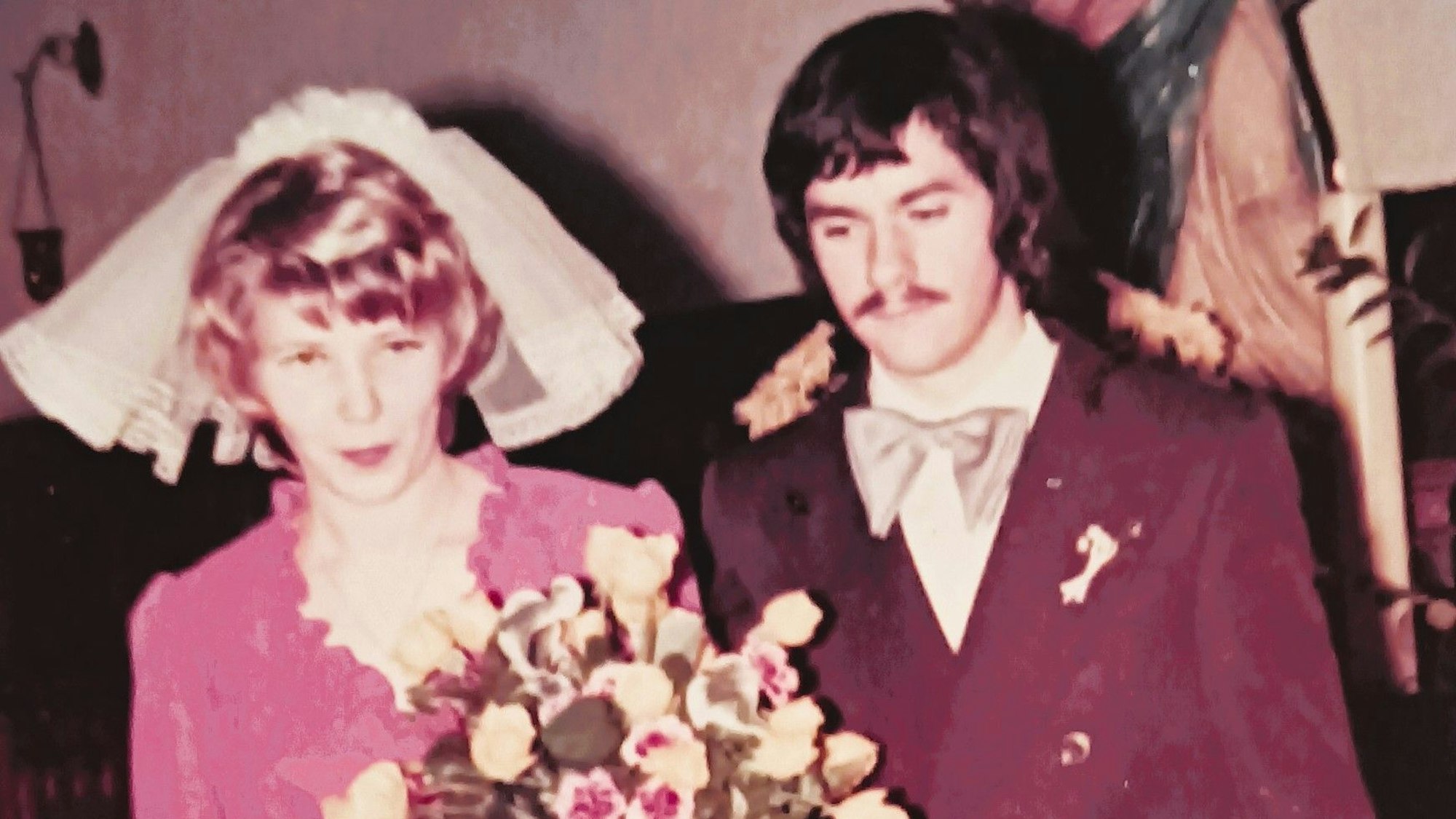 Ein junges Ehepaar auf einem alten Foto mit Rotstich.