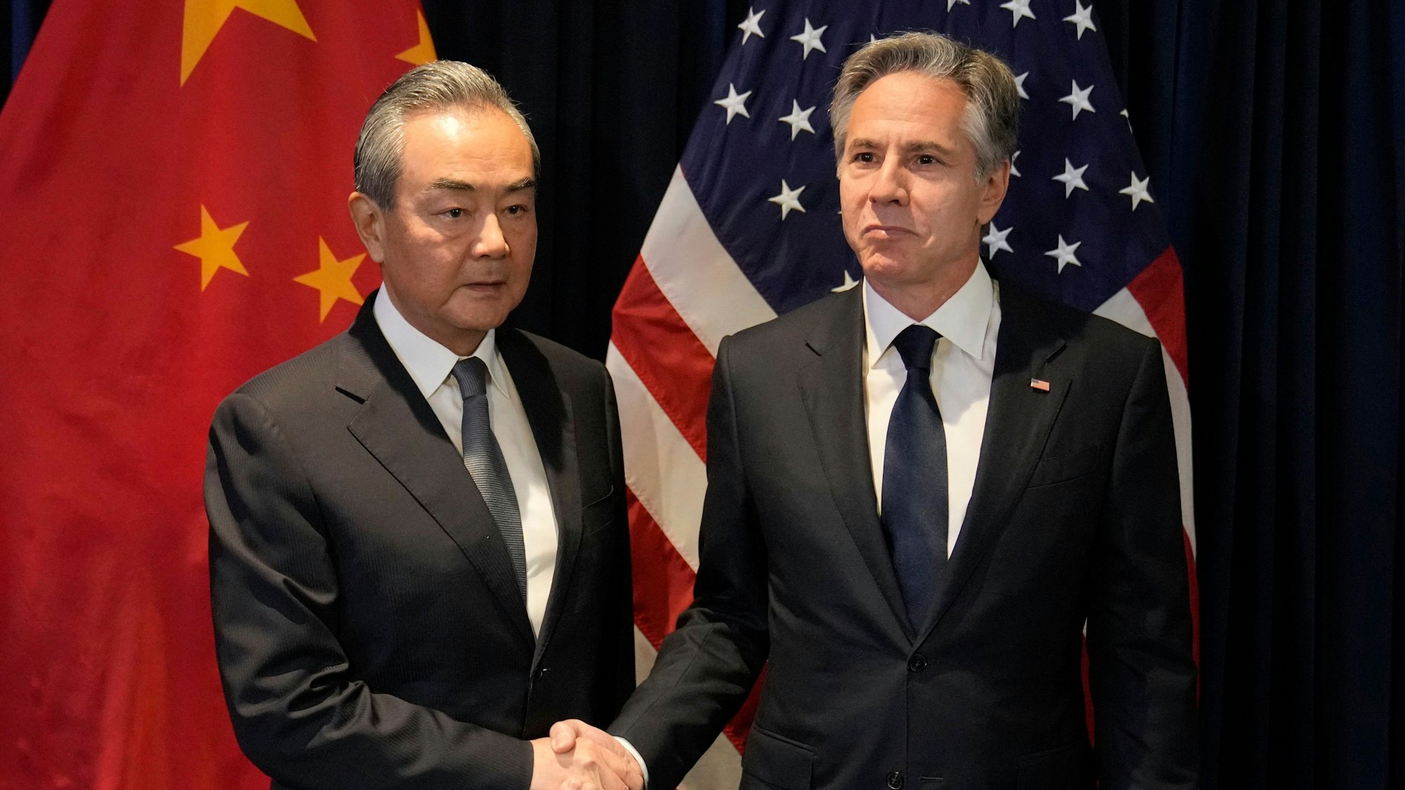 Antony Blinken (r), Außenminister der USA, gibt Wang Yi, Außenminister von China, während ihres bilateralen Treffens am Rande des Außenministertreffens des Verbands Südostasiatischer Nationen (ASEAN) die Hand. Angesichts heftiger diplomatischer Verstimmungen zwischen den USA und China treffen sich die Außenminister beider Staaten in dieser Woche in Washington.
