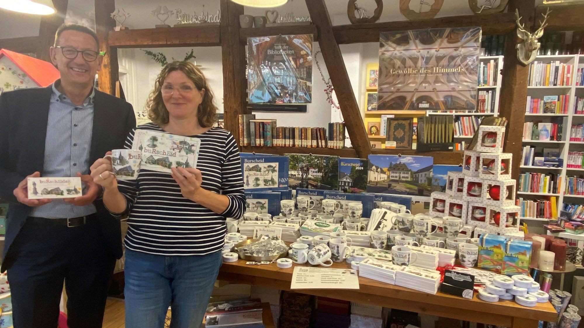 Buchhändlerin Ute Hentschel steht mit Burscheids Bürgermeister Dirk Runge in ihrem Laden.