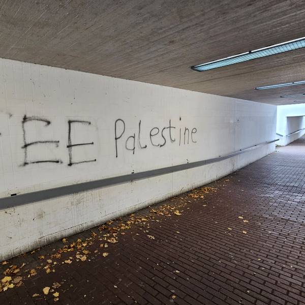 Die Unterführung mit dem an eine Wand gesprühten Slogan.