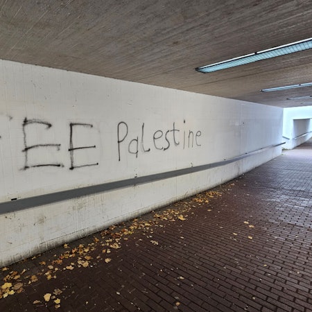 Die Unterführung mit dem an eine Wand gesprühten Slogan.