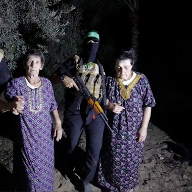 Dieses Bild stammt aus einem Video, das die Al-Qassam-Brigaden auf ihrem Telegram-Kanal veröffentlicht haben. Es zeigt die beiden am Dienstagabend freigelassenen Geiseln, die von der Hamas eskortiert dem Roten Kreuz übergeben werden.