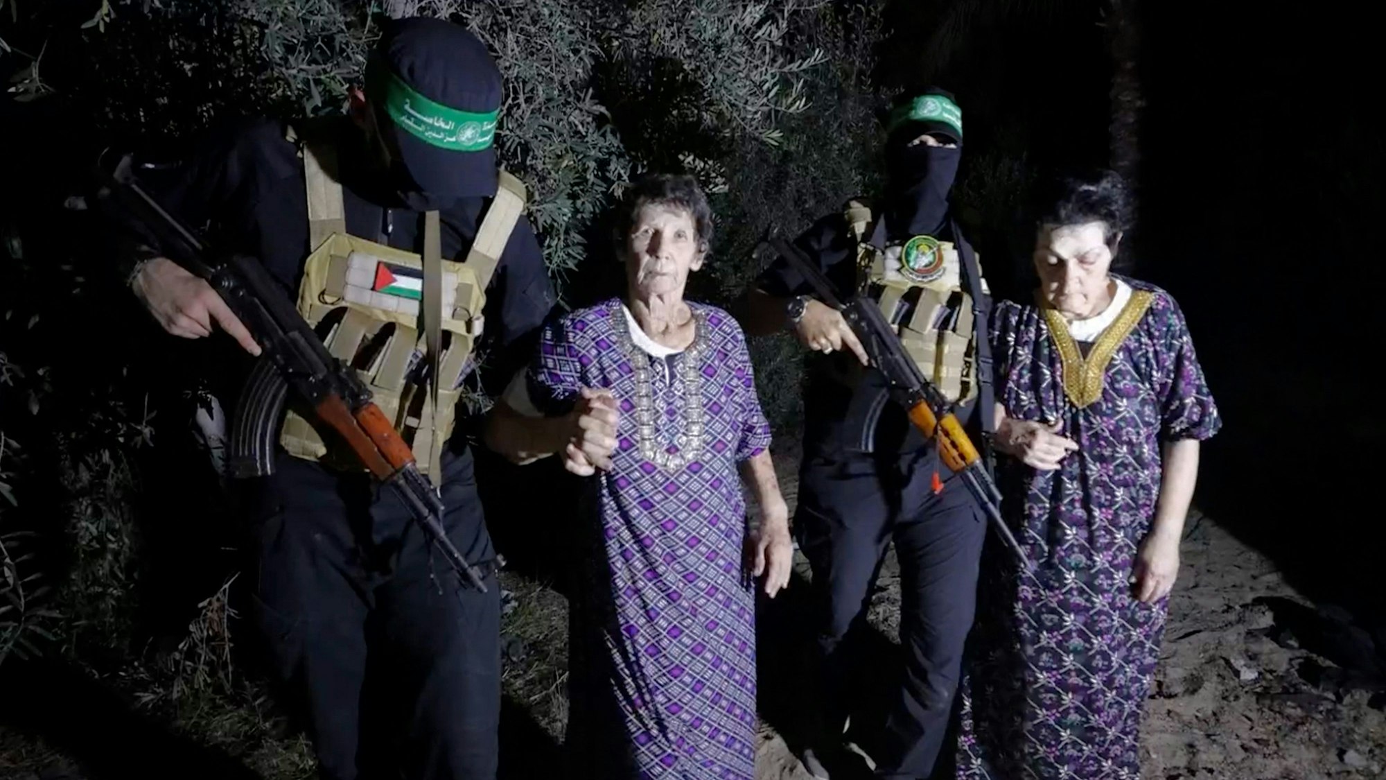 Dieses Bild stammt aus einem Video, das die Al-Qassam-Brigaden auf ihrem Telegram-Kanal veröffentlicht haben. Es zeigt die beiden am Dienstagabend freigelassenen Geiseln, die von der Hamas eskortiert dem Roten Kreuz übergeben werden.