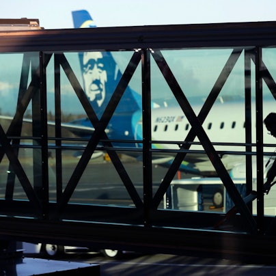 Eine Maschine von Horizon Air steht in Everett bereit