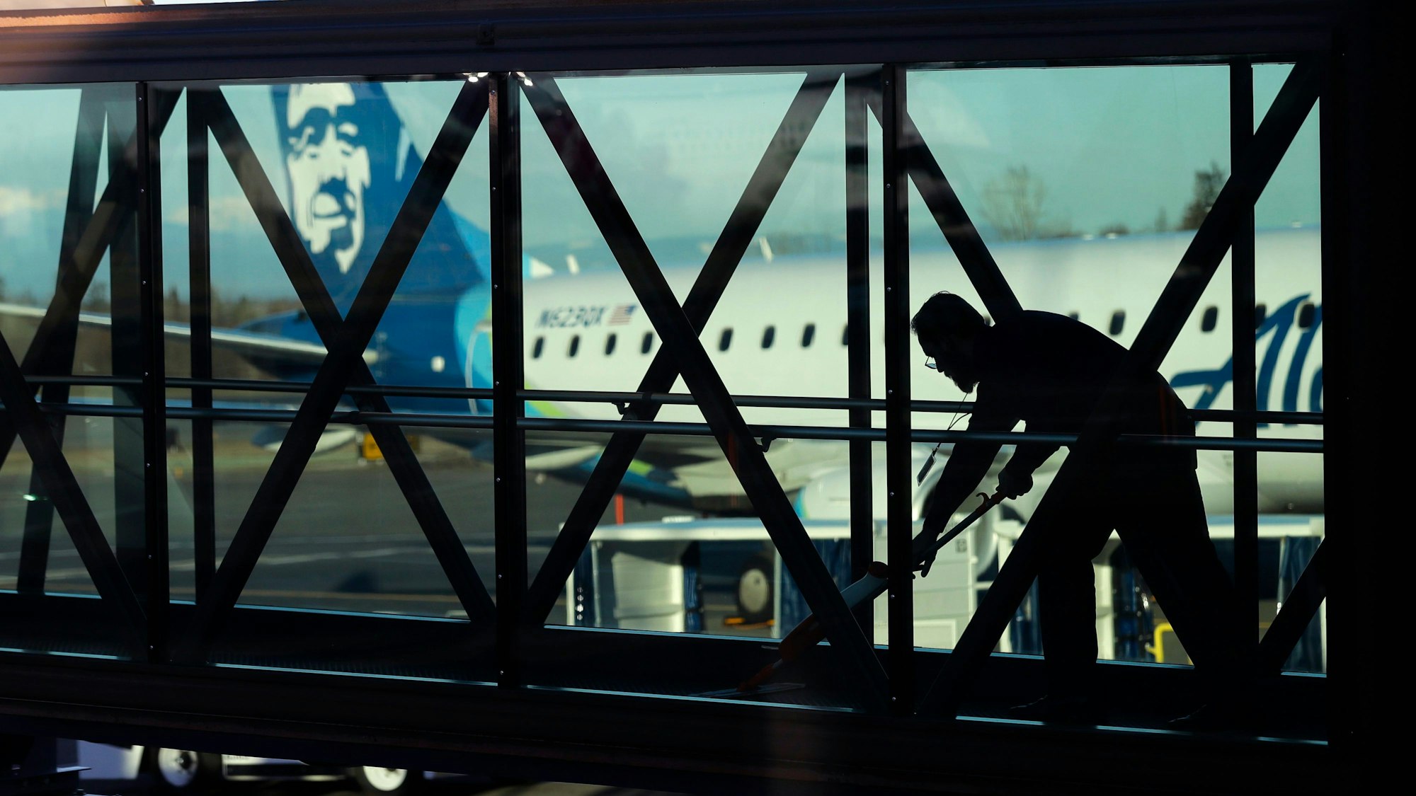 Eine Maschine von Horizon Air steht in Everett bereit