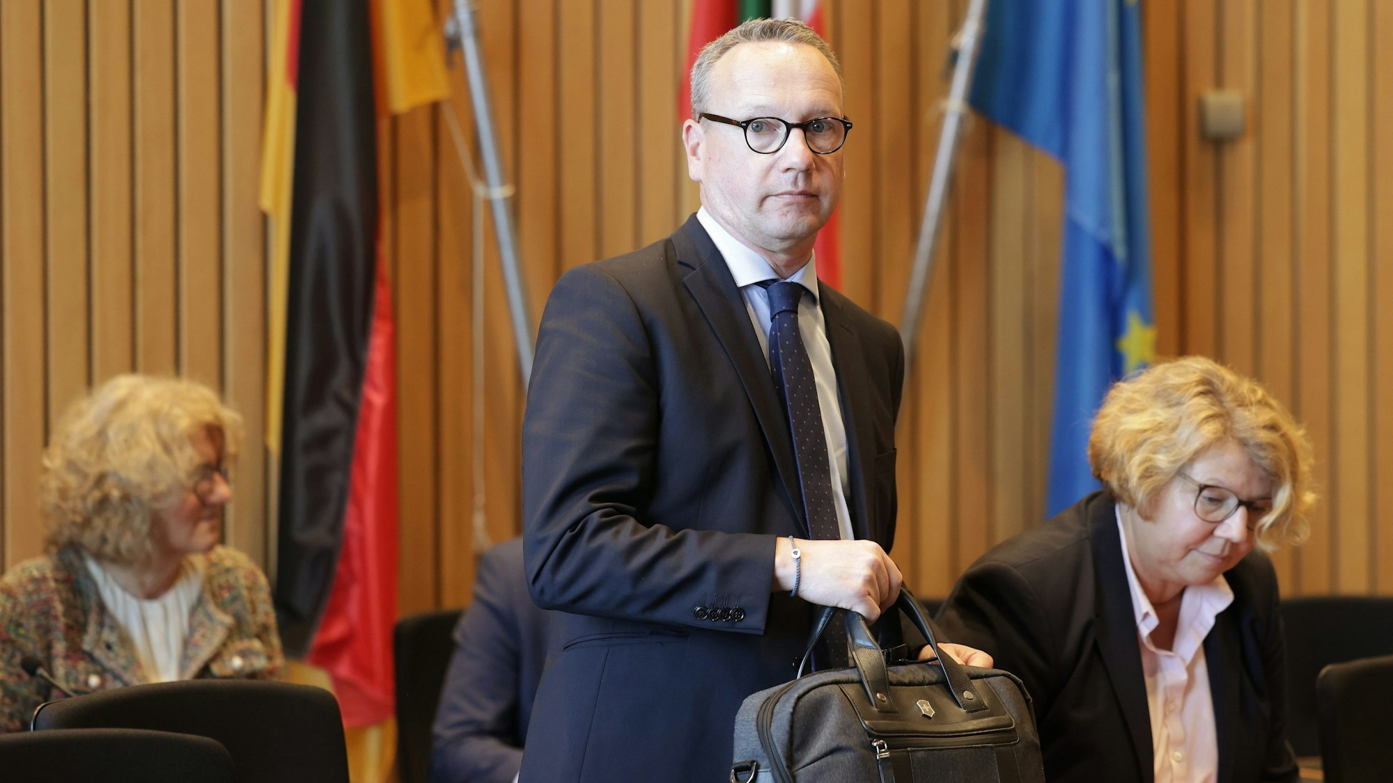 Benjamin Limbach (Grüne), NRW-Justizminister, bei der Sondersitzung Rechtsausschuss im Landtag.