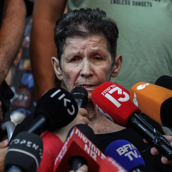 24.10.2023, Israel, Tel Aviv: Yocheved Lifshitz, eine der von der Hamas freigelassenen Geiseln, nachdem sie während des Angriffs der Hamas auf Israel am 7. Oktober entführt worden war, spricht einen Tag nach ihrer Freilassung am 23.10.2023 aus der Gefangenschaft der Hamas am Ichilov-Krankenhaus mit Journalisten. Die 85-Jährige war am 7. Oktober gemeinsam mit ihrem Ehemann von der islamistischen Hamas aus der Ortschaft Nir Oz in den Gazastreifen verschleppt worden. Foto: Ilia Yefimovich/dpa +++ dpa-Bildfunk +++