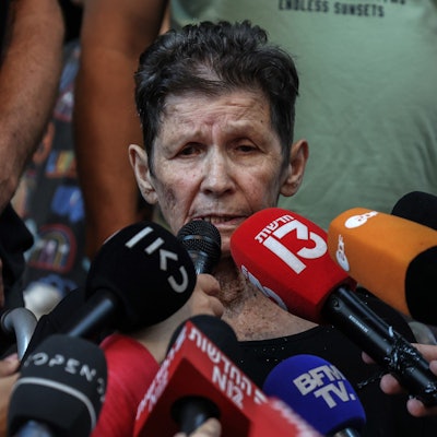 24.10.2023, Israel, Tel Aviv: Yocheved Lifshitz, eine der von der Hamas freigelassenen Geiseln, nachdem sie während des Angriffs der Hamas auf Israel am 7. Oktober entführt worden war, spricht einen Tag nach ihrer Freilassung am 23.10.2023 aus der Gefangenschaft der Hamas am Ichilov-Krankenhaus mit Journalisten. Die 85-Jährige war am 7. Oktober gemeinsam mit ihrem Ehemann von der islamistischen Hamas aus der Ortschaft Nir Oz in den Gazastreifen verschleppt worden. Foto: Ilia Yefimovich/dpa +++ dpa-Bildfunk +++