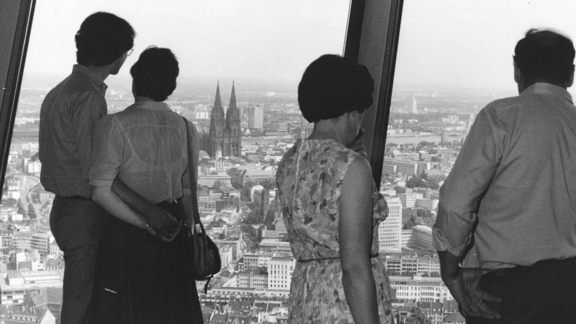 Besucher in den 1980er-Jahren genießen den Blick von der Aussichtsplattform des Kölner Fernsehturms Colonius.