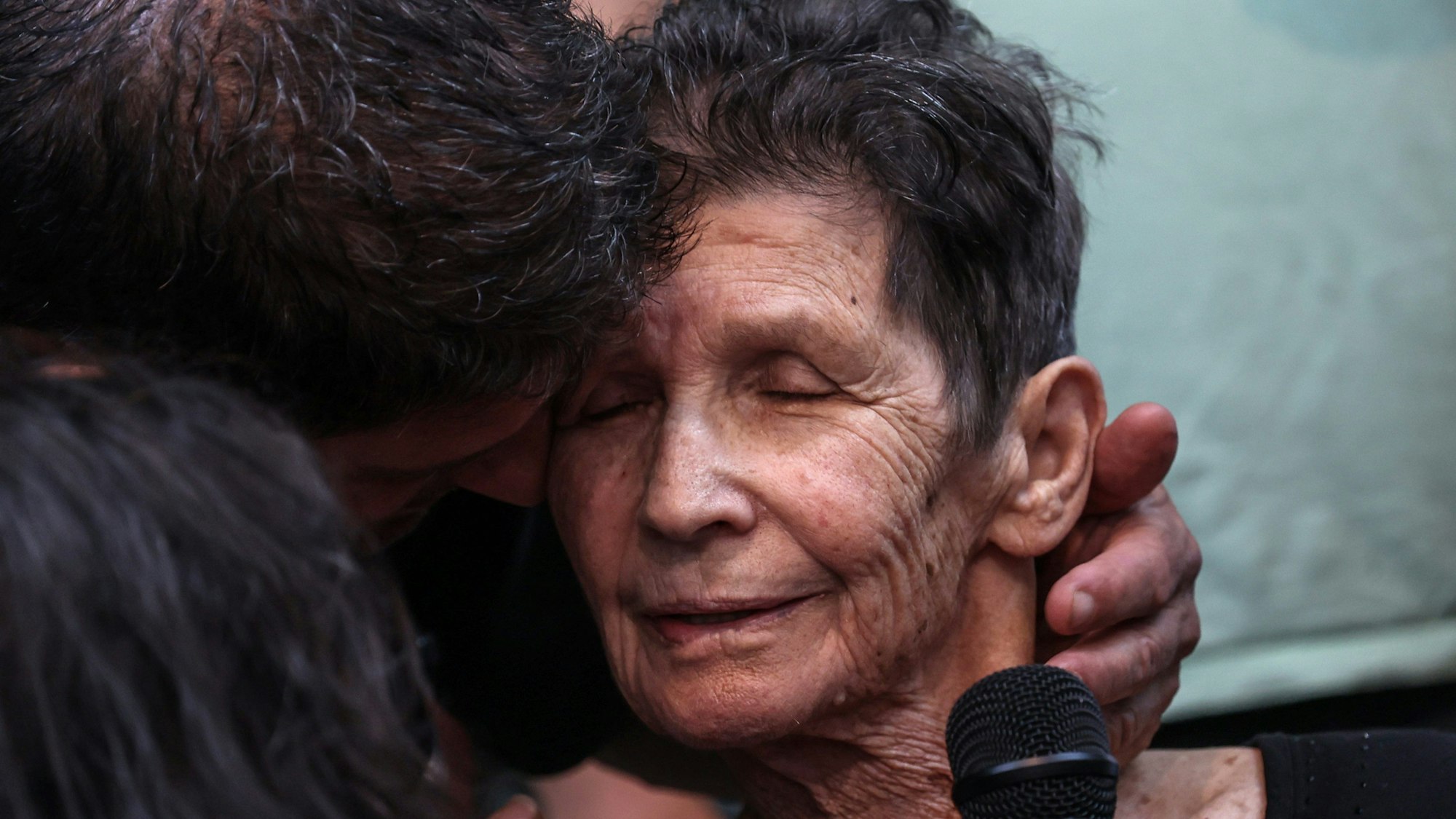 Die 85-Jährige war am 7. Oktober gemeinsam mit ihrem Ehemann von der islamistischen Hamas aus der Ortschaft Nir Oz in den Gazastreifen verschleppt worden.