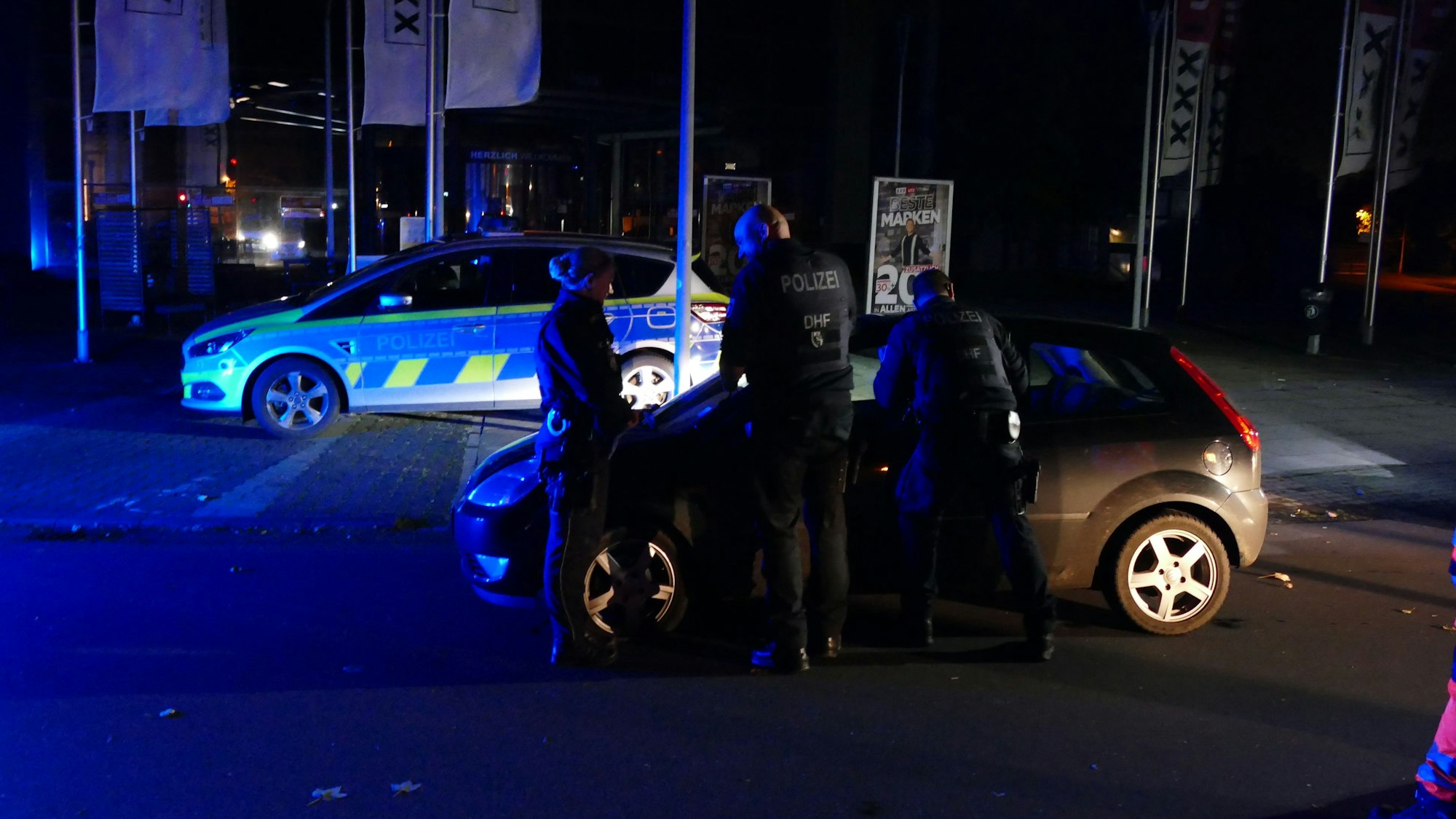 Polizeibeamte stehen um das verlassene Fahrzeug herum.