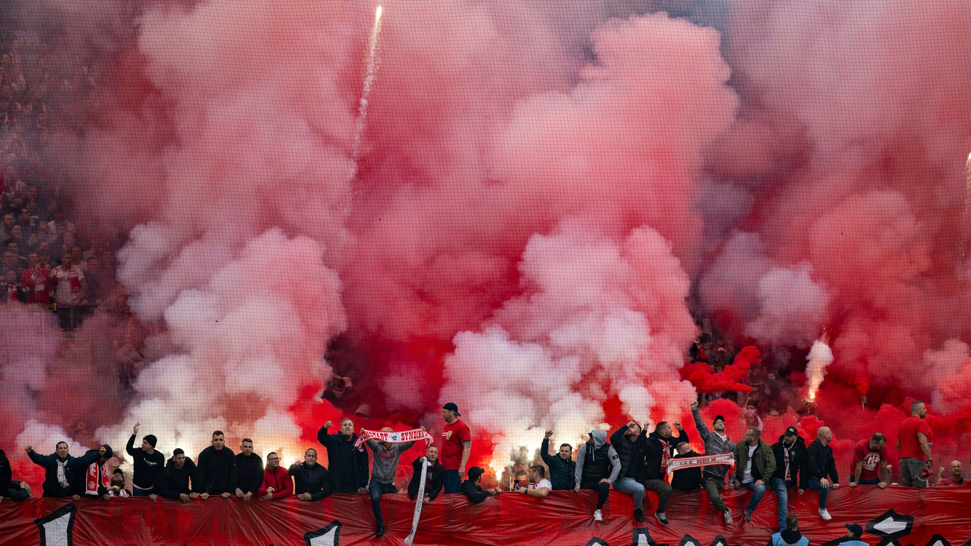 Völlig vernebelt: Die Anhänger des 1. FC Köln beim Derby gegen Borussia Mönchengladbach.