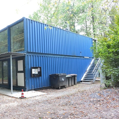 Alte Überseecontainer werden zu Flüchtlingsunterkünften umgebaut.