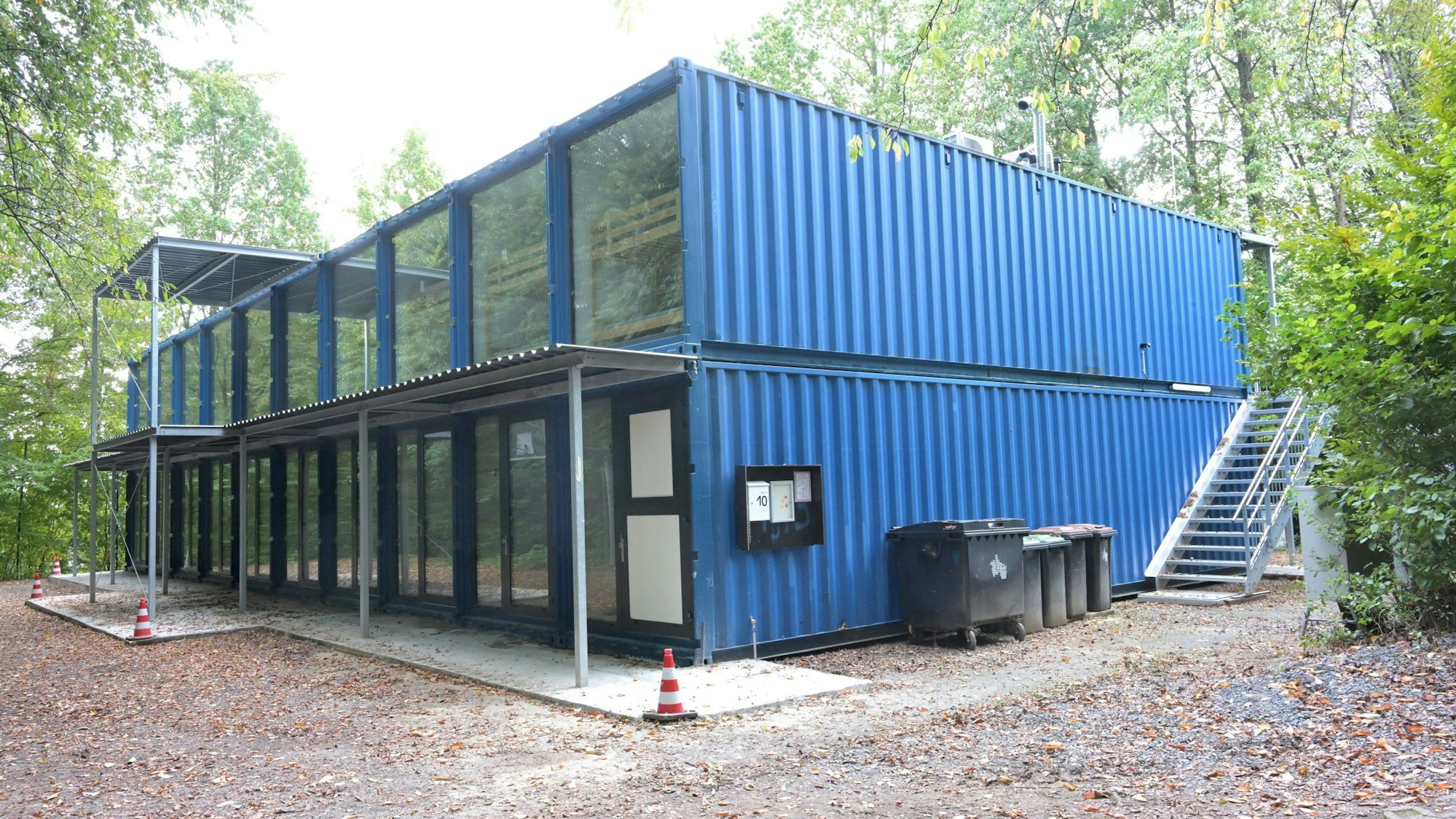 Alte Überseecontainer werden zu Flüchtlingsunterkünften umgebaut.