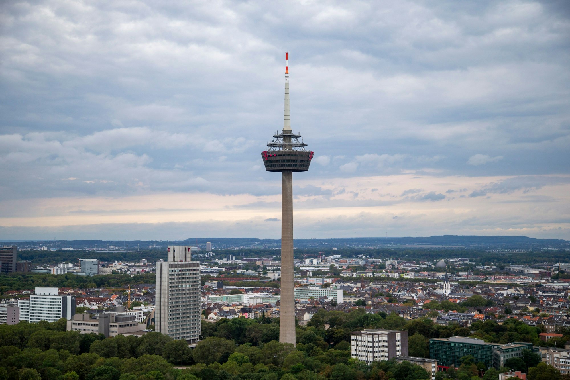Blick vom Köln-Turm auf den Colonius.