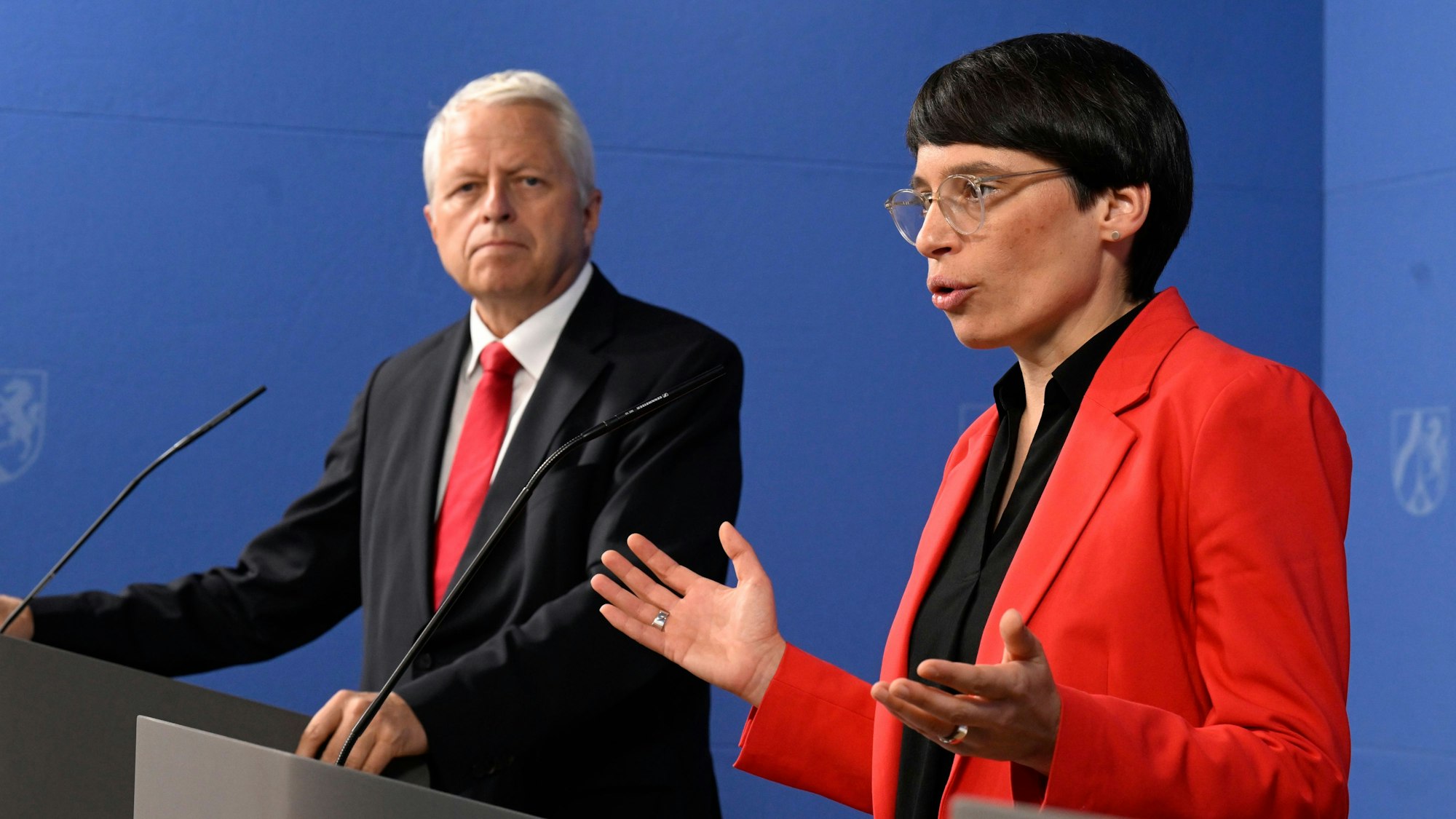 Düsseldorf: Josefine Paul, Integrationsministerin von Nordrhein-Westfalen, und der neue Berater des Ministeriums für Unterbringungsfragen Jürgen Mathies