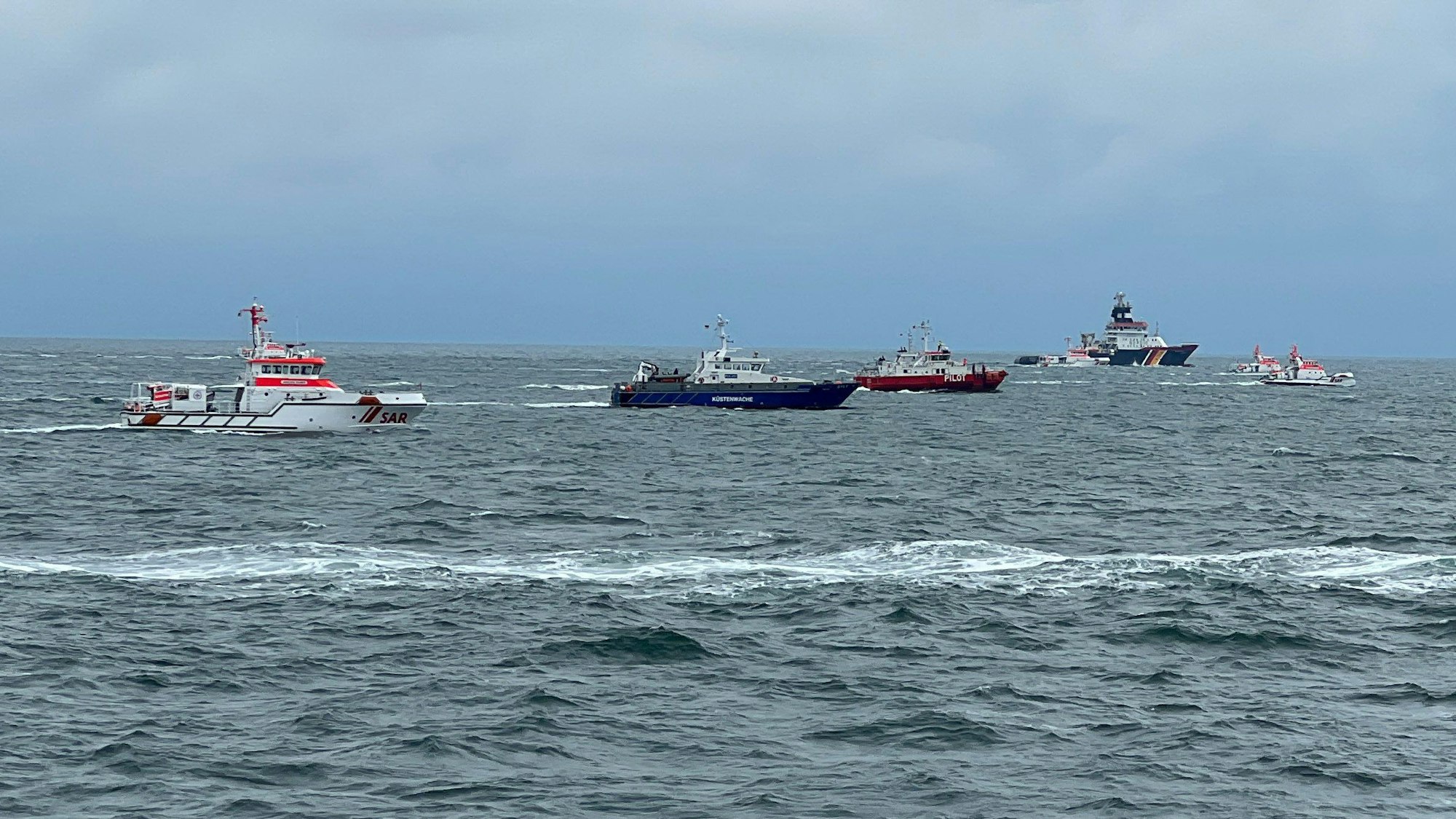 HANDOUT - 24.10.2023, Nordsee: RECROP - Suche nach den vermissten Seeleuten des Frachters "Verity", der am 24.10.23 nach einer Kollision zweier Frachter in der Nordsee gesunken ist. Vor Ort sind zahlreiche Seenotrettungskreuzer der Deutschen Gesellschaft zur Rettung Schiffbrüchiger (DGzRS) sowie Behördenschiffe.  Der Unfall der beiden Frachter ereignete sich am Dienstagmorgen nach Angaben des Havariekommandos rund 22 Kilometer südwestlich der Hochseeinsel Helgoland und 31 Kilometer nordöstlich der ostfriesischen Insel Langeoog. Foto: Die Seenotretter · DGzRS/dpa - ACHTUNG: Nur zur redaktionellen Verwendung im Zusammenhang mit der aktuellen Berichterstattung und nur mit vollständiger Nennung des vorstehenden Credits +++ dpa-Bildfunk +++