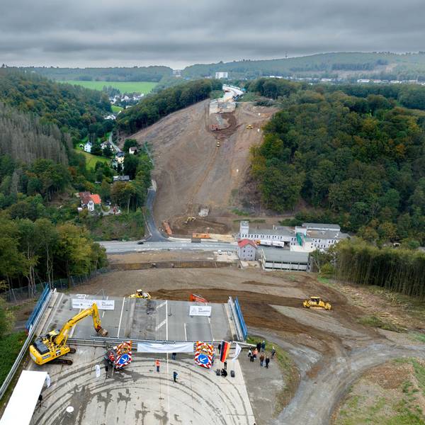Mittlerweile ist die Rahmede-Talbrücke an der A45 gesprengt.