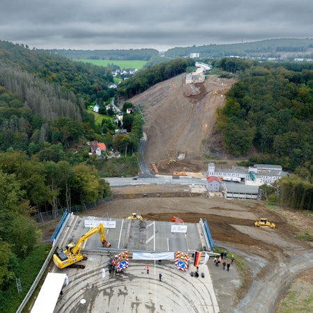 Mittlerweile ist die Rahmede-Talbrücke an der A45 gesprengt.