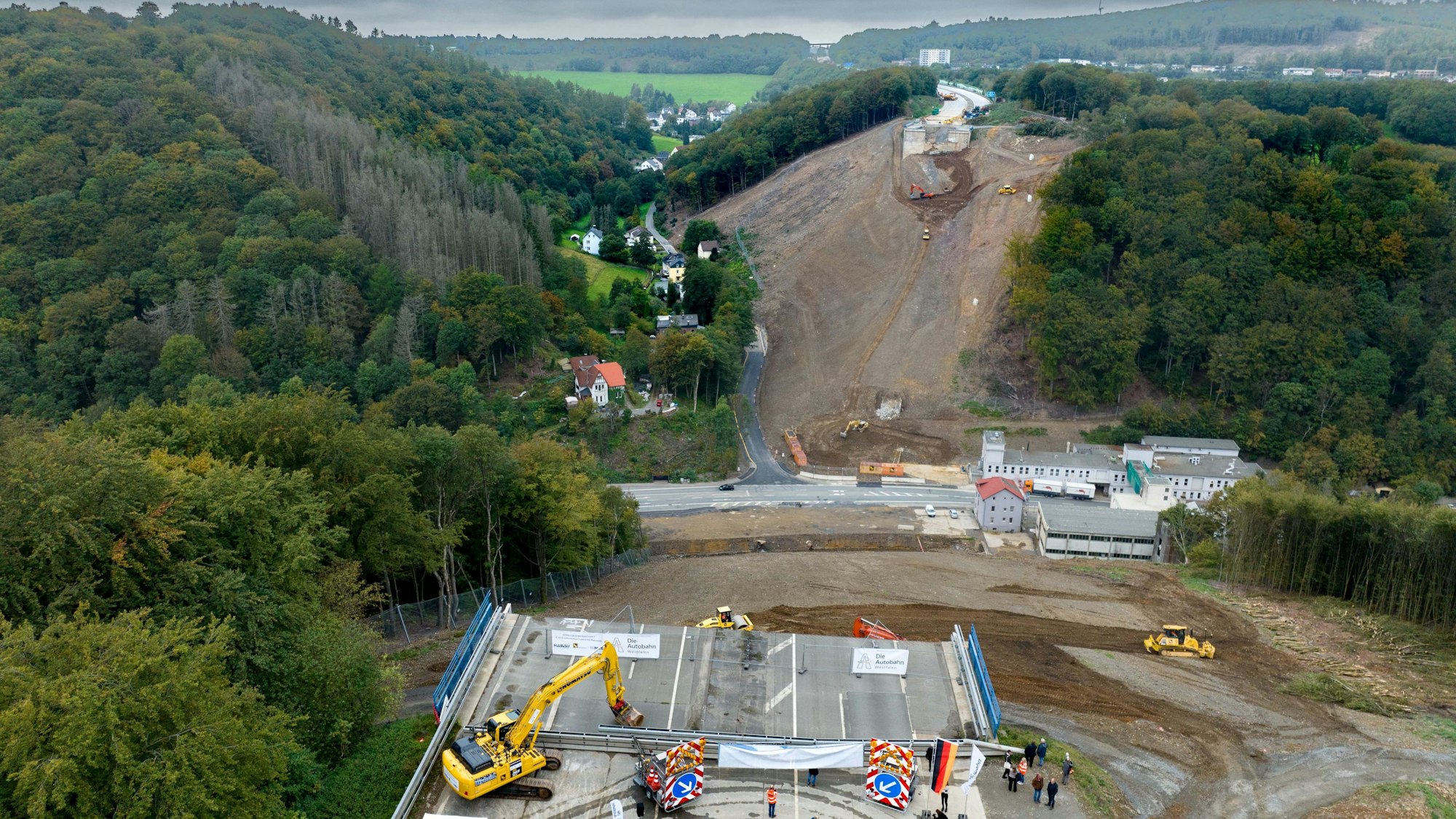 Die baufällige Brücke ist inzwischen Geschichte. dpa