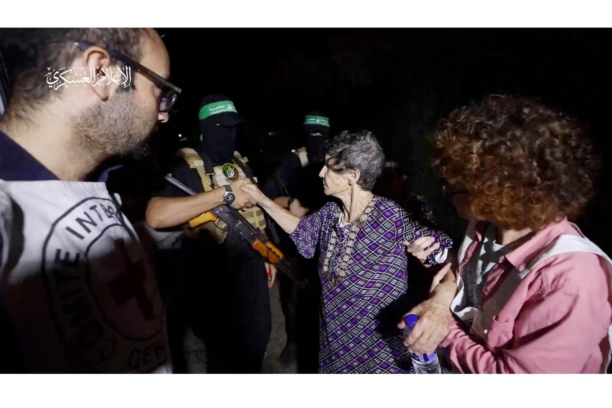 Dieses Video zeigt den Moment, in dem die Geisel dem Hamas-Kämpfer die Hand reicht.