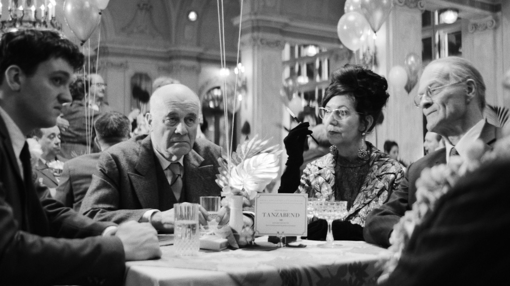 Johannes Leinert (Jan Bülow, l) und Dr. Julius Strahten (Hanns Zischler, 2.v.l.) beim Kräftemessen unter Physikern in einer Szene des Films «Die Theorie von allem» (undatierte Filmszene).